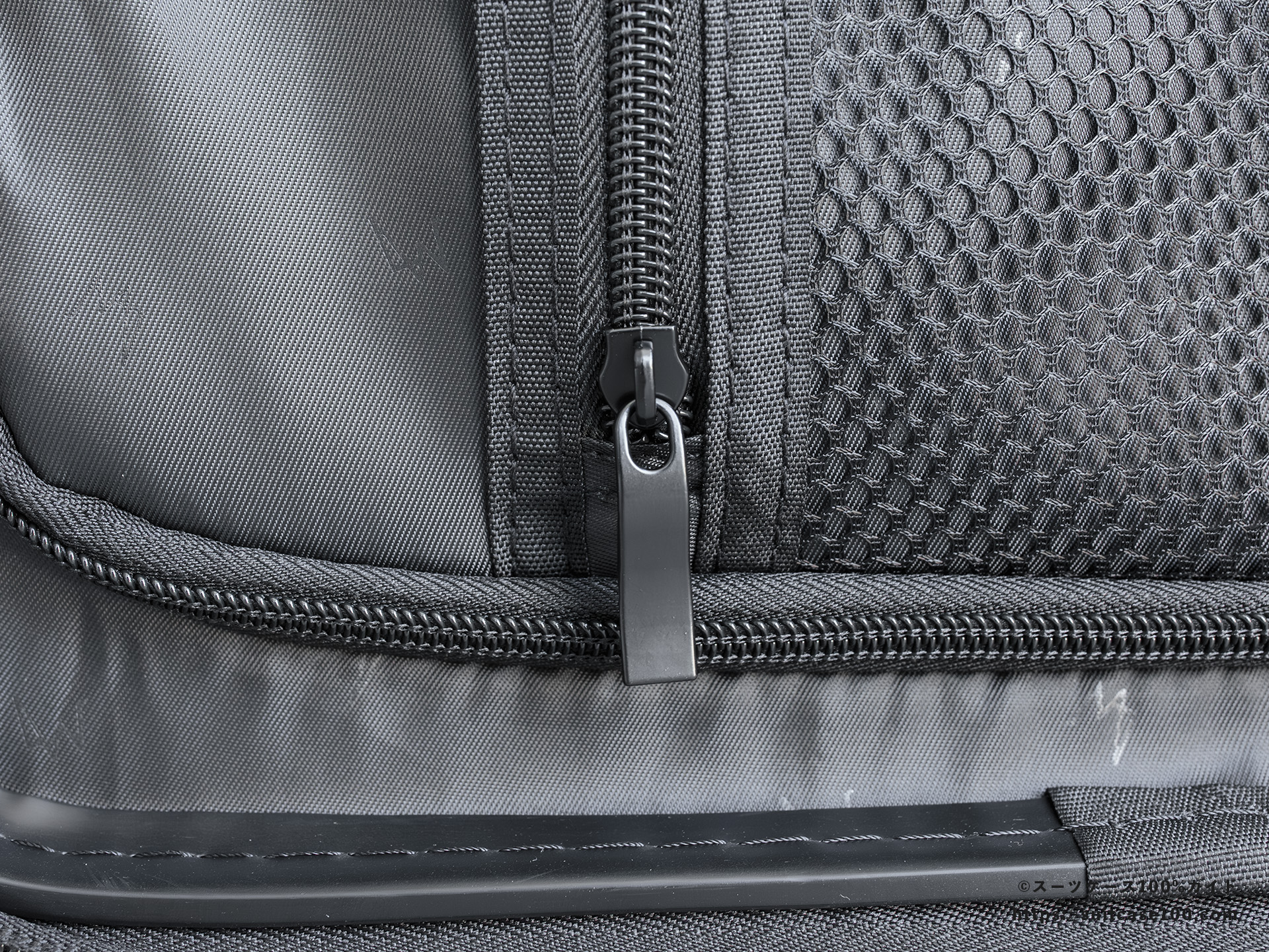 LW 5213-48 内装レビュー 左側仕切りのポケットのファスナー拡大