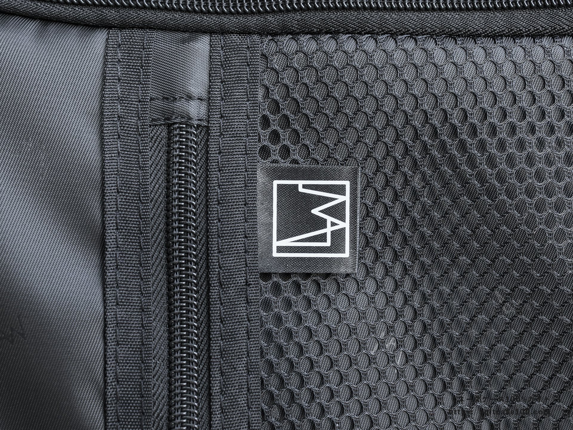 LW 5213-48 内装レビュー 左側仕切りのLWロゴ拡大