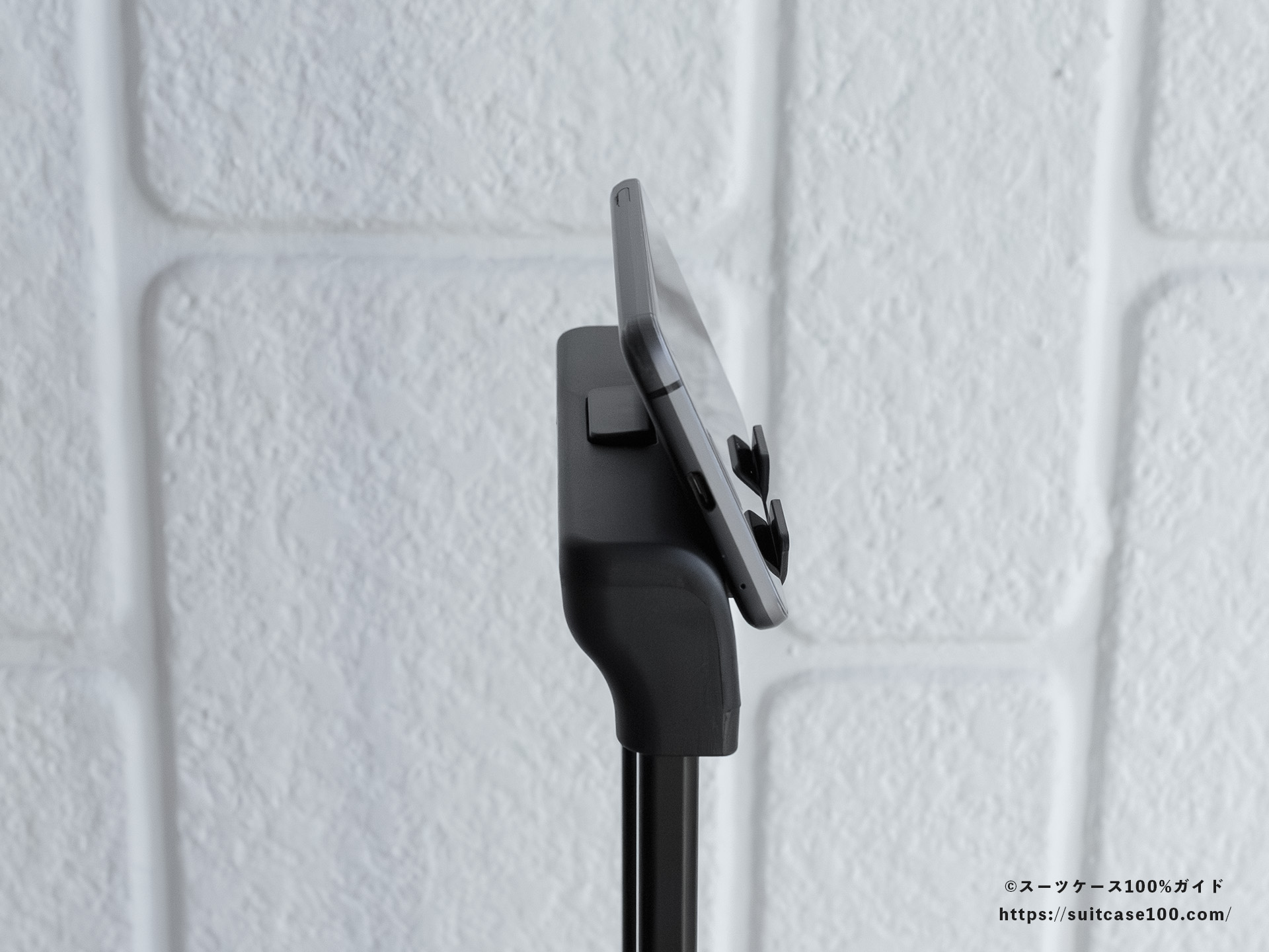 LW 5213-48 スマホスタンドレビュー スマホを載せて真横から見た図