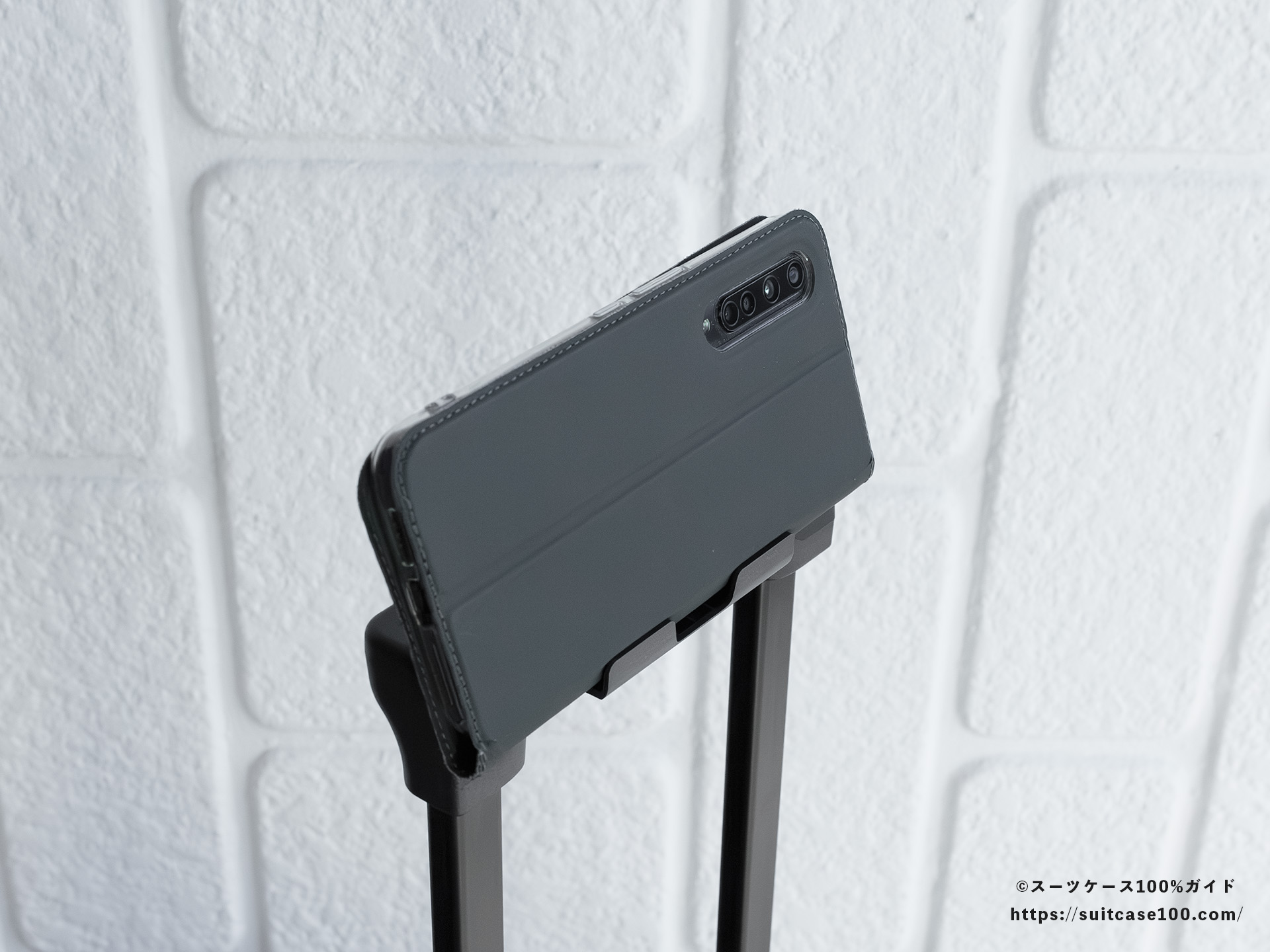 LW 5213-48 スマホスタンドレビュー カバー付きの大型スマホを載せた図