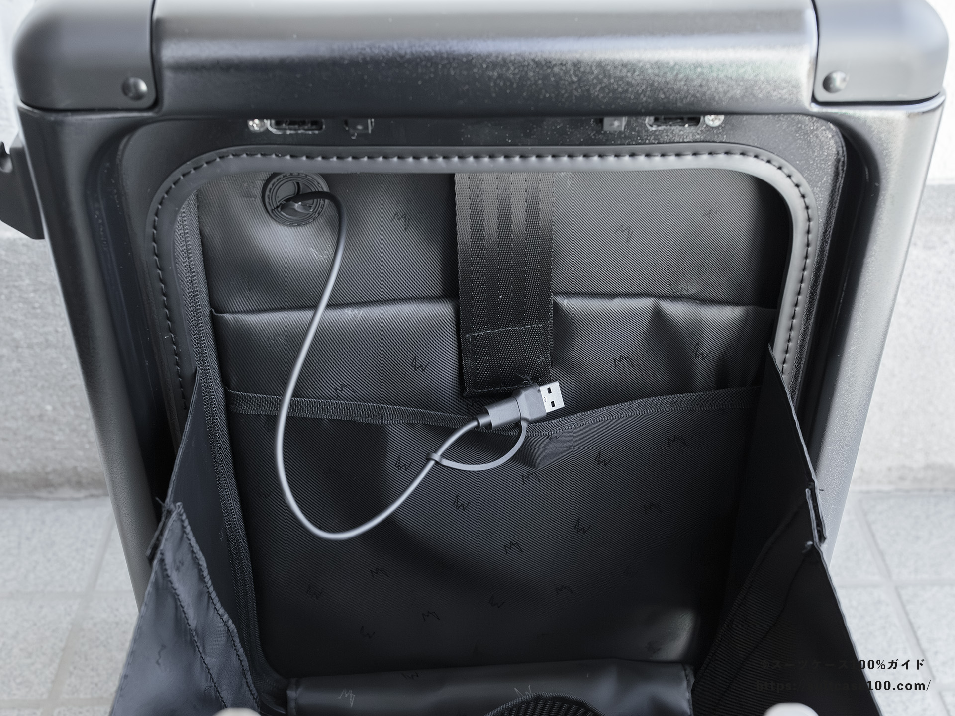 LW 5213-48 USBポートレビュー フロントポケット部にあるUSBケーブル