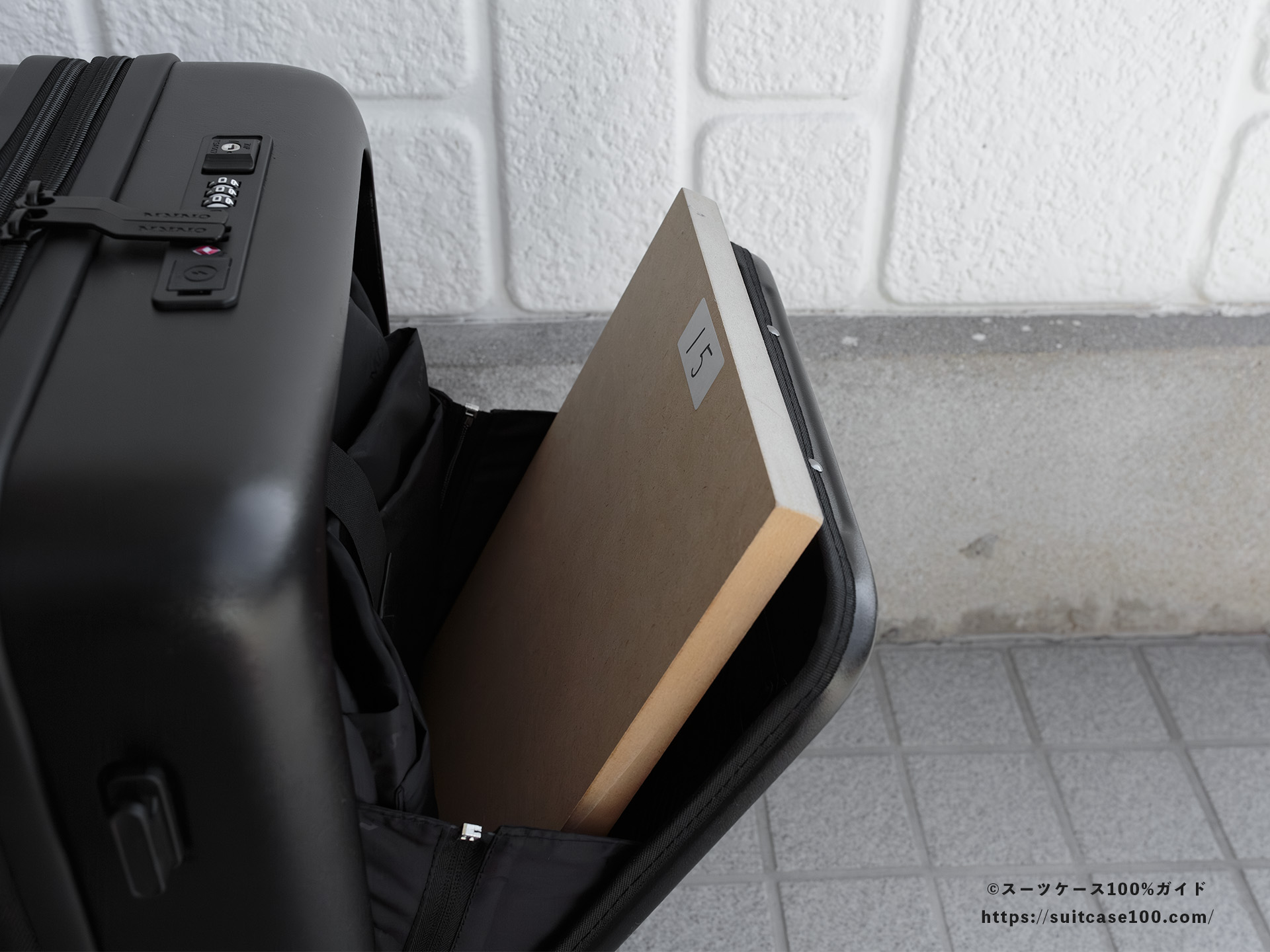 MAIMO SPEED U plus フロントポケットレビュー 15インチノートPCサイズの木板をパネル側に入れた図