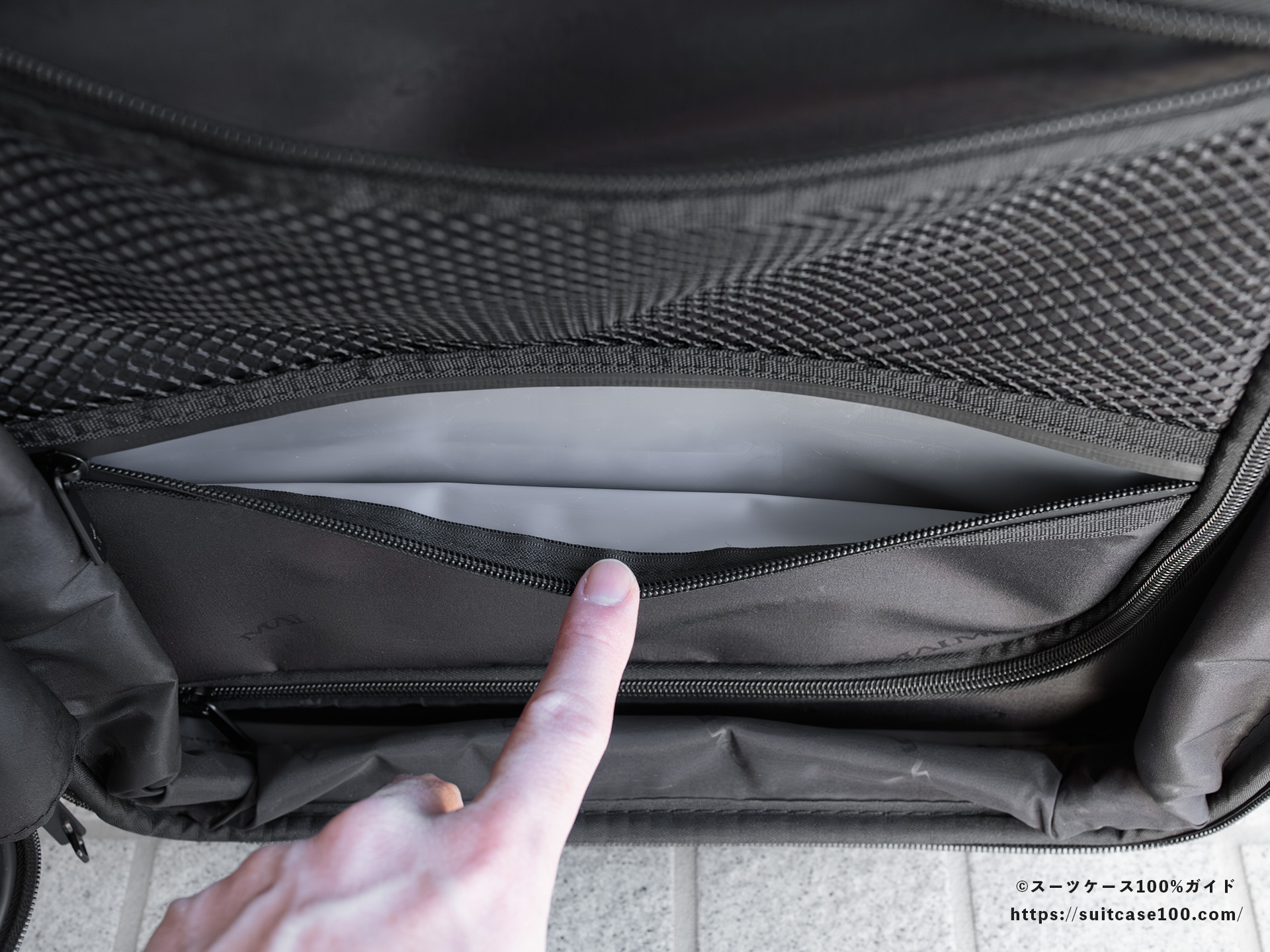 MAIMO SPEED U plus 内装レビュー 右側仕切りの防水仕様のポケットを開けている図