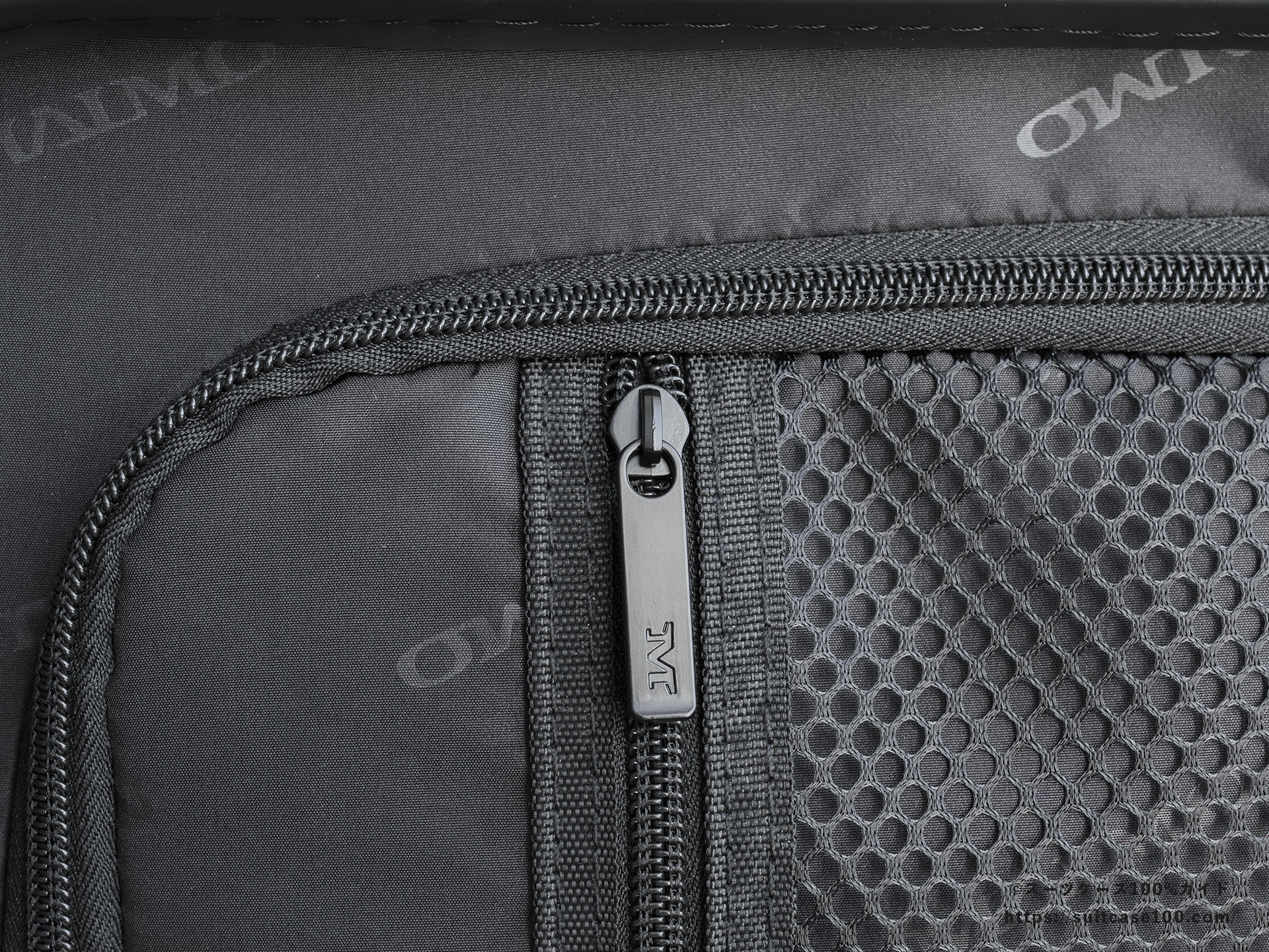 MAIMO SPEED U plus 内装レビュー 左側仕切りのポケットのファスナー拡大