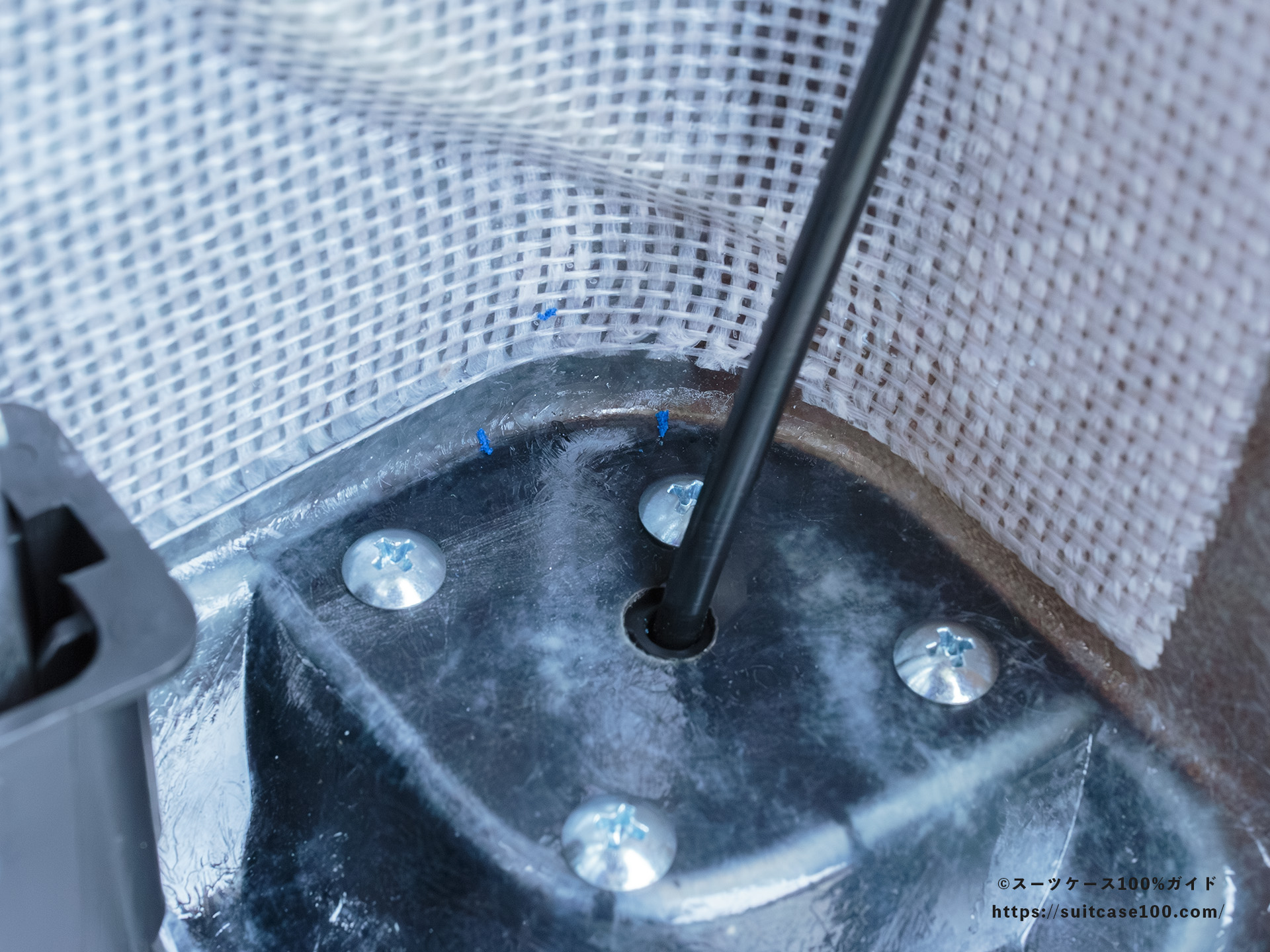 SHOEI スーツケース X-CORE 内部レビュー キャスター固定部にあったメック加工のカス