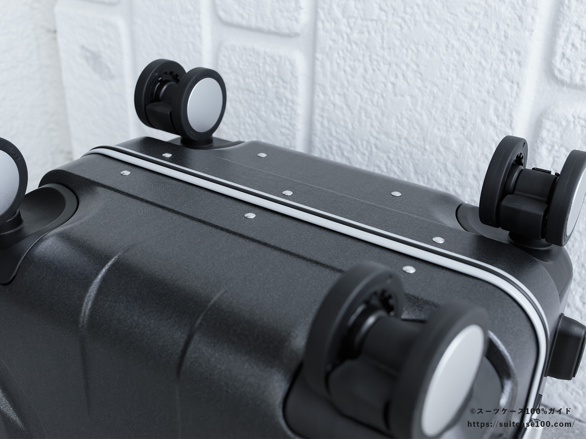 SHOEI スーツケース X-CORE 外観レビュー 底面を斜めから見た図