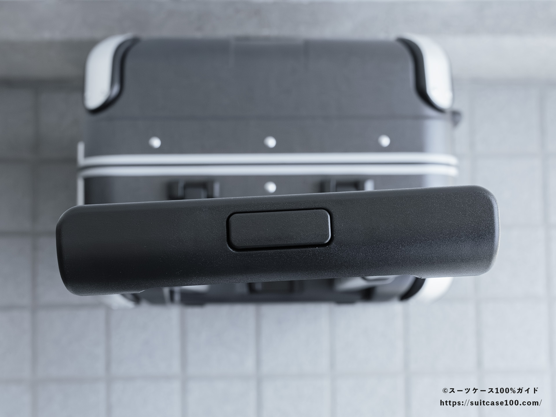 SHOEI スーツケース X-CORE レビュー キャリーハンドルが斜めに傾いている