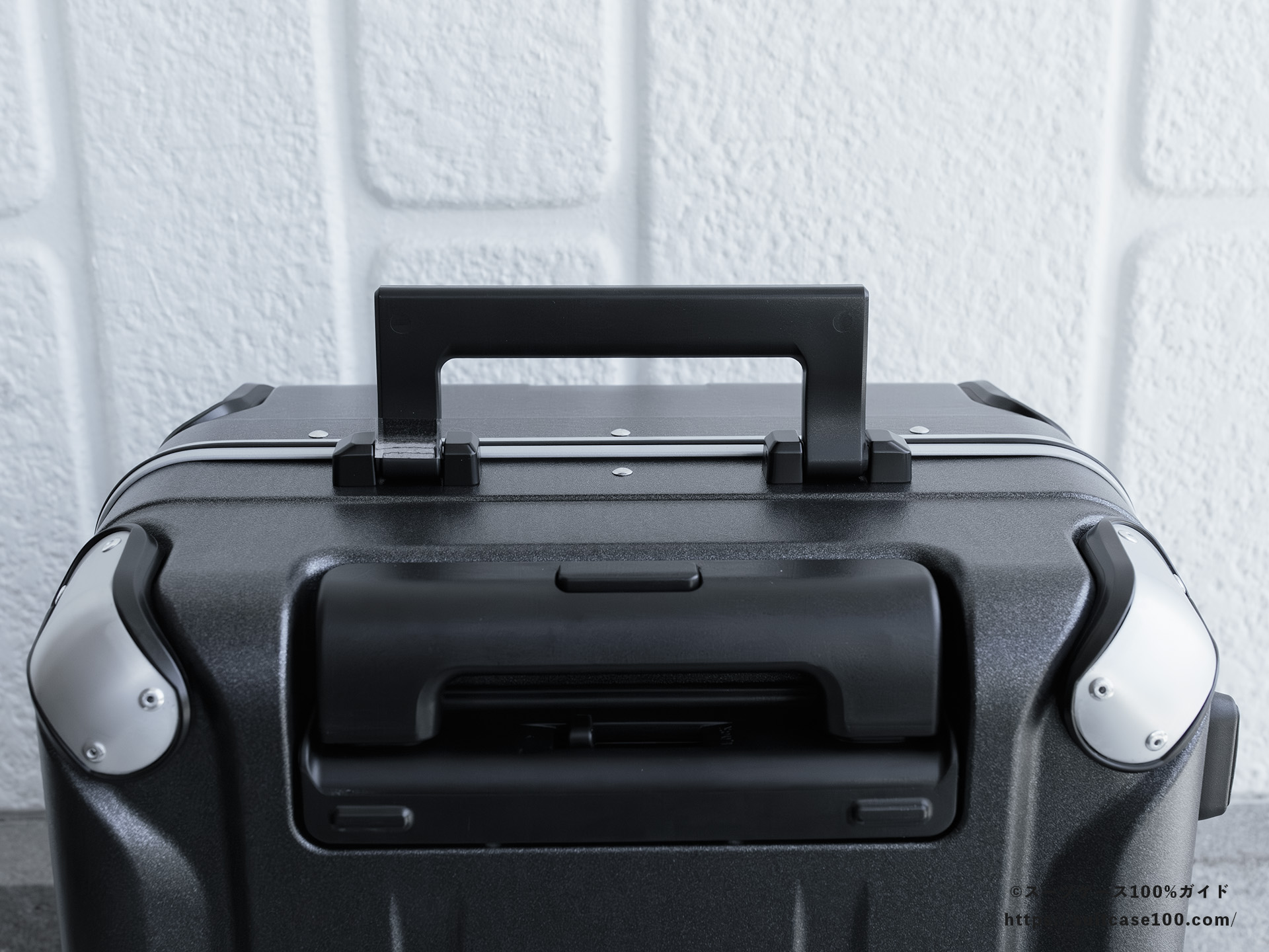 SHOEI スーツケース X-CORE トップハンドルレビュー 立てた状態で正面から見た図
