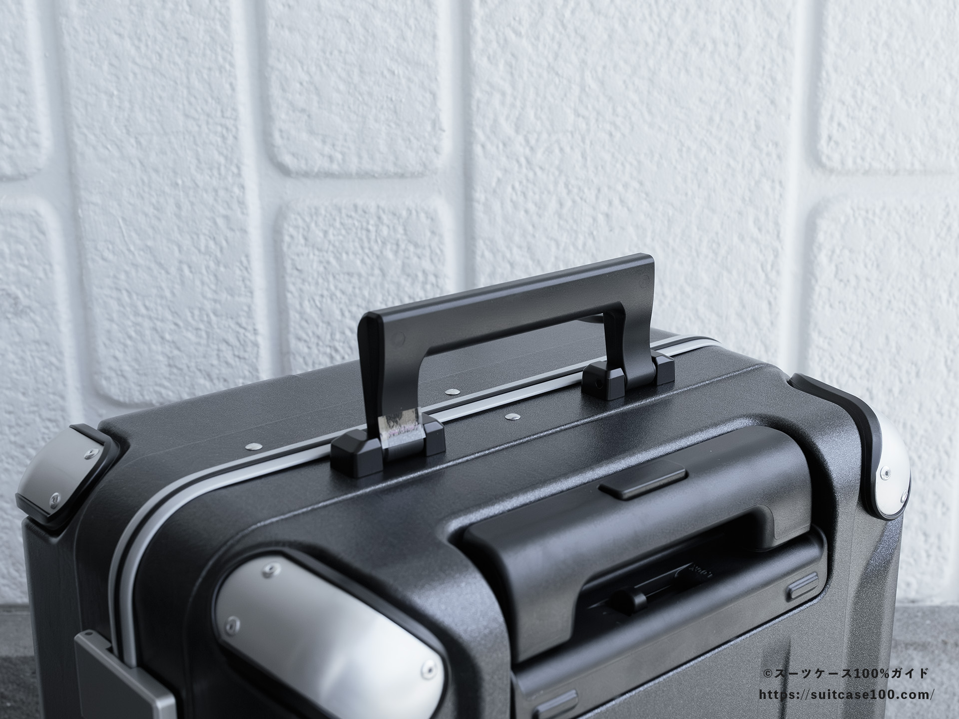 SHOEI スーツケース X-CORE トップハンドルレビュー 立てた状態で斜めから見た図