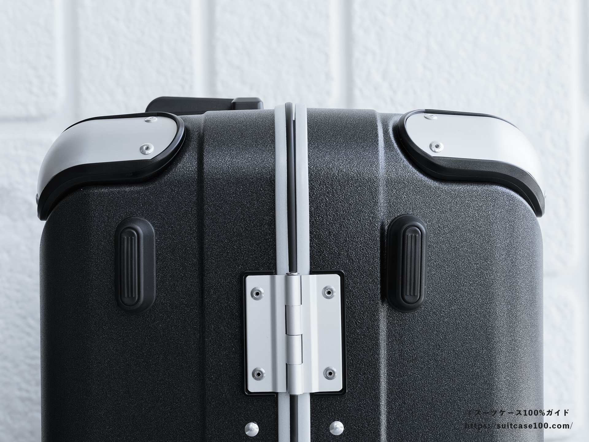 SHOEI スーツケース X-CORE レビュー 上段の底鋲の右側が傾いて固定されている