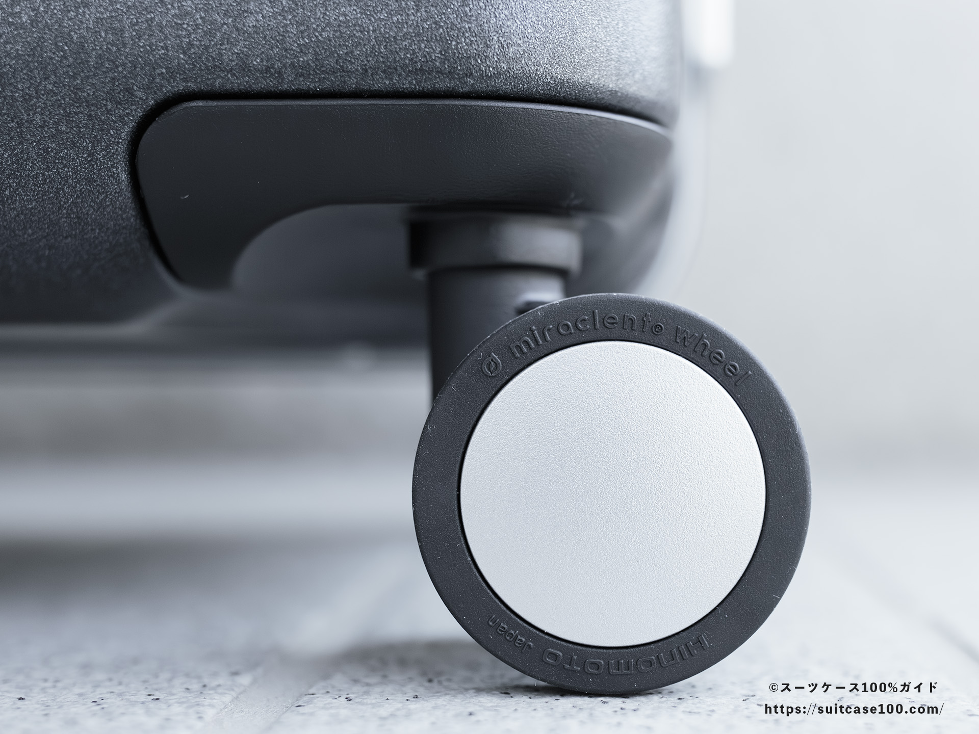 SHOEI スーツケース X-CORE キャスターレビュー 側面拡大