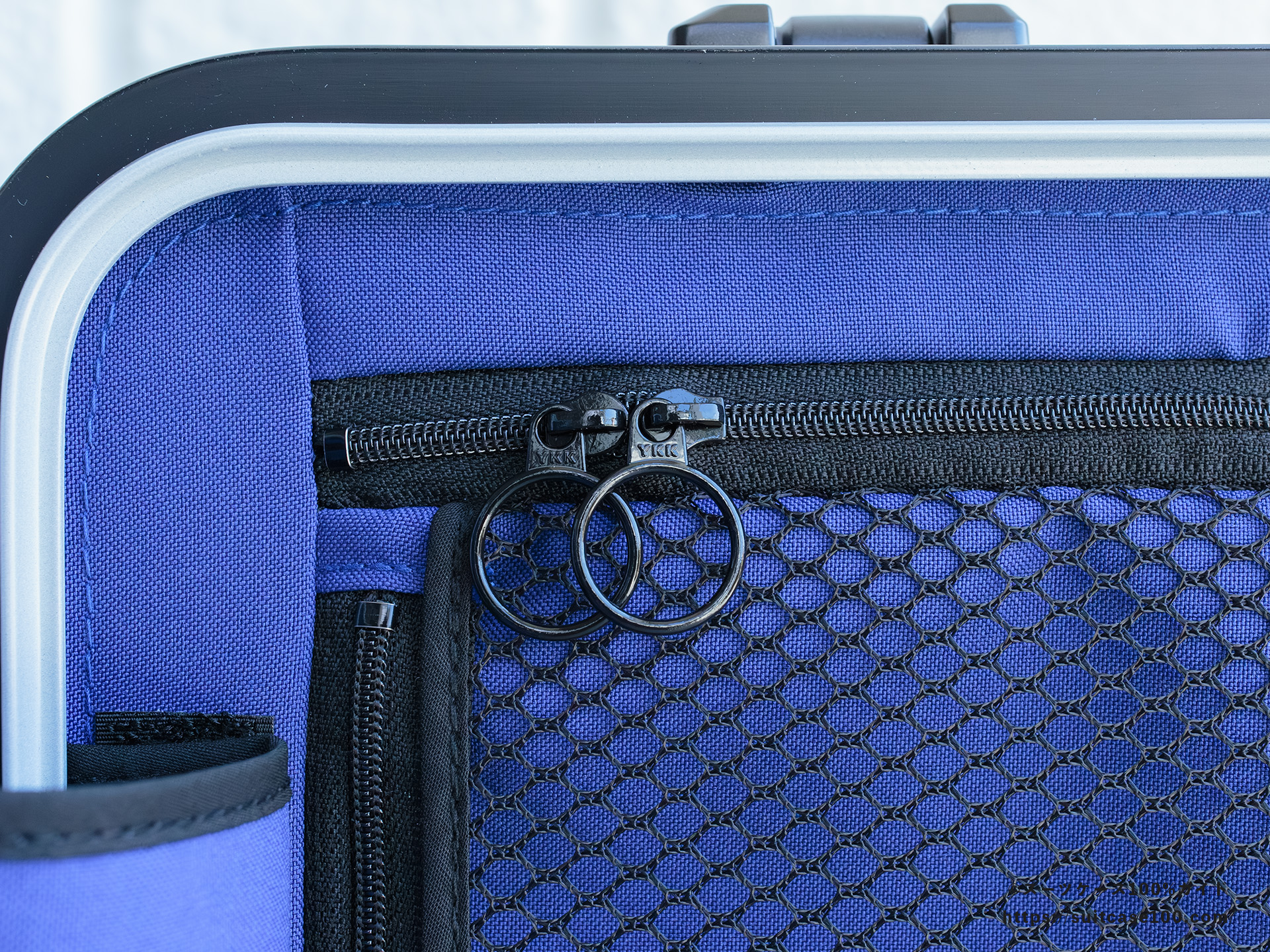 SHOEI スーツケース X-CORE 内装レビュー 右側仕切り ファスナー部拡大