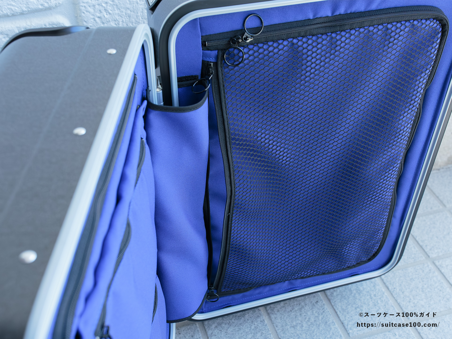 SHOEI スーツケース X-CORE 内装レビュー 右側仕切りのメッシュポケットを開けた図