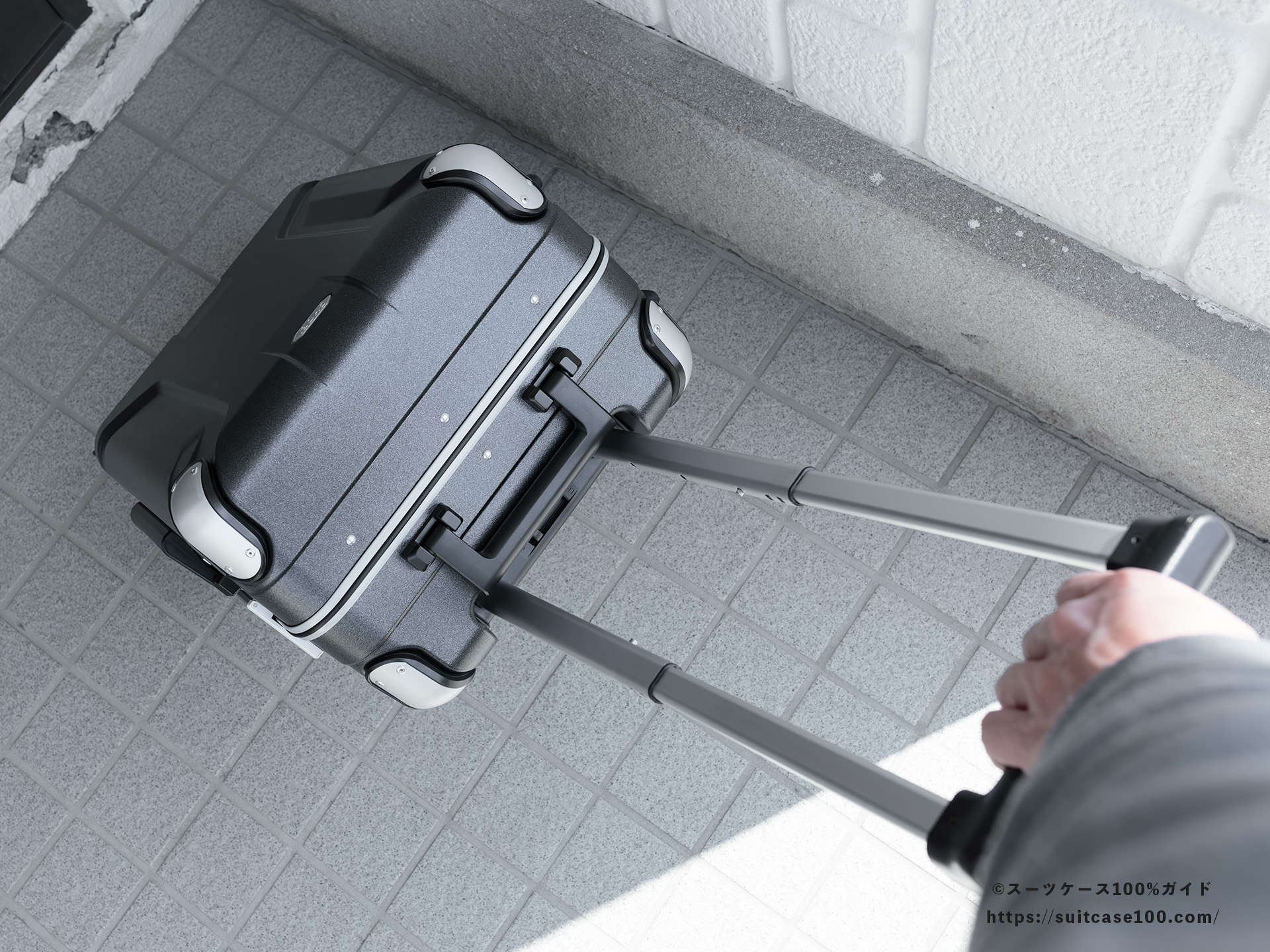 SHOEI スーツケース X-CORE レビュー 実際に転がして使っている図