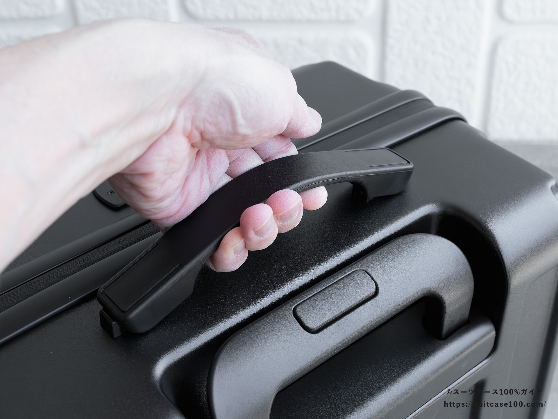 ROOKLYN OUTDOOR COMPANY The Jet Carry トップハンドルレビュー 実際に手で持っている図