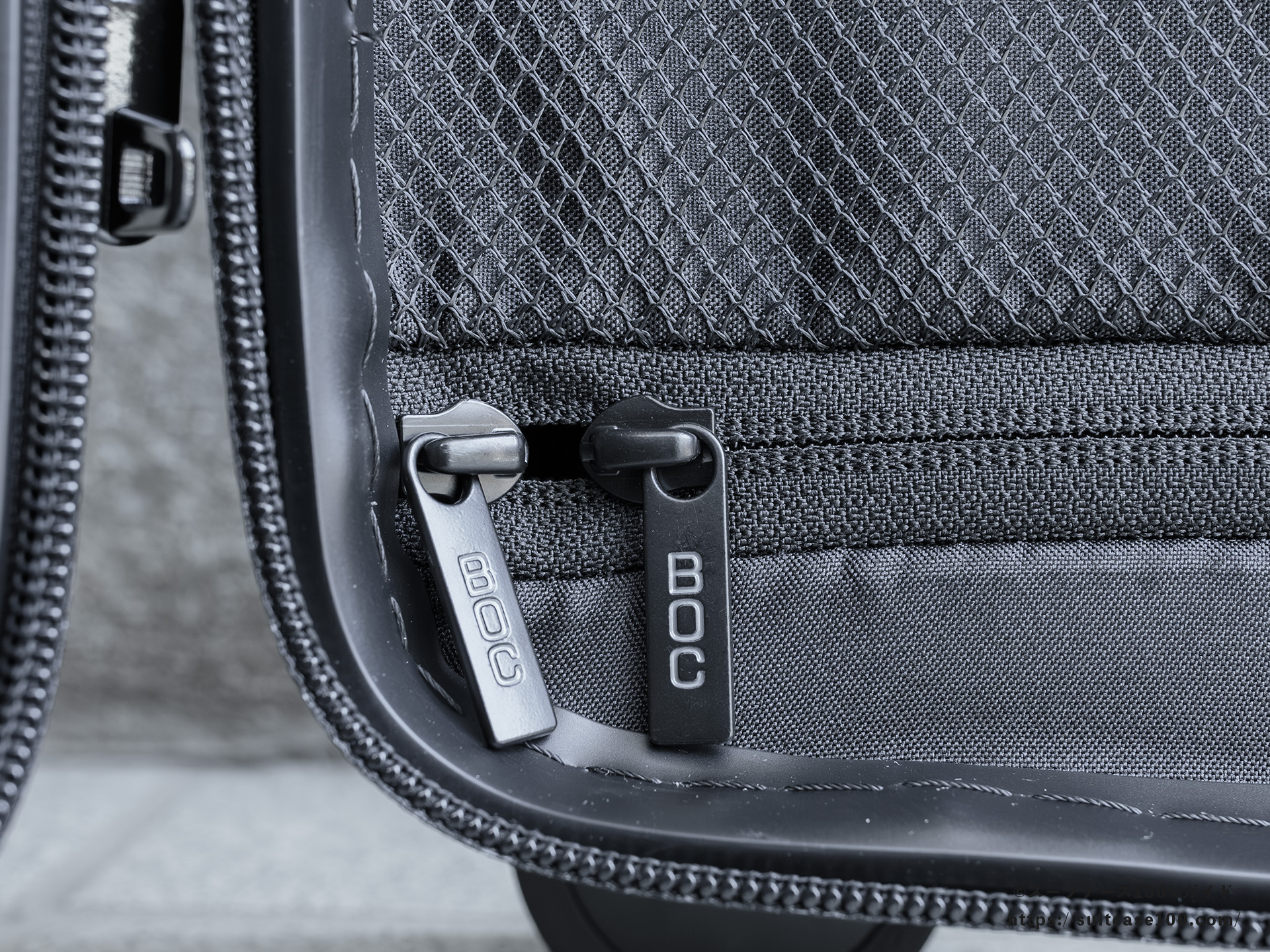 ROOKLYN OUTDOOR COMPANY The Jet Carry 内装レビュー 右側仕切り 仕切り開閉のファスナーの引手拡大