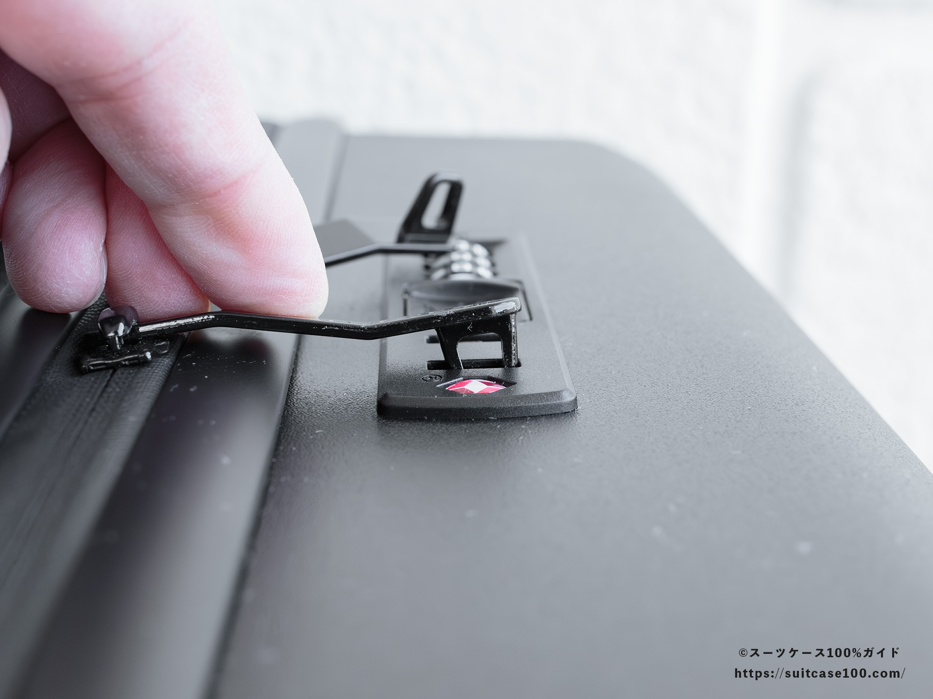 ROOKLYN OUTDOOR COMPANY The Jet Carry TSAロックレビュー 差し込みにくいことの説明