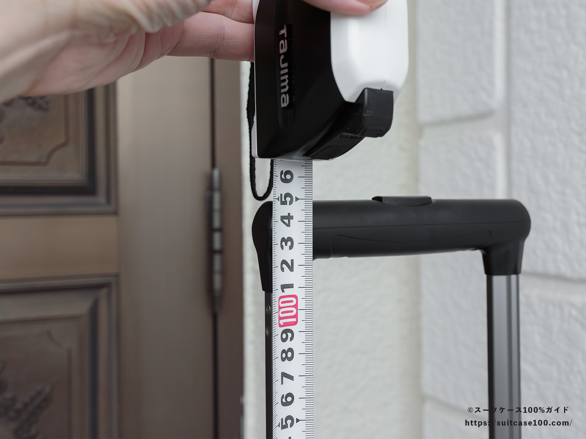 エレコム スーツケース BM-XSC01 キャリーハンドルレビュー キャリーハンドル最大状態での高さをコンベックスで測定している図(105cm)