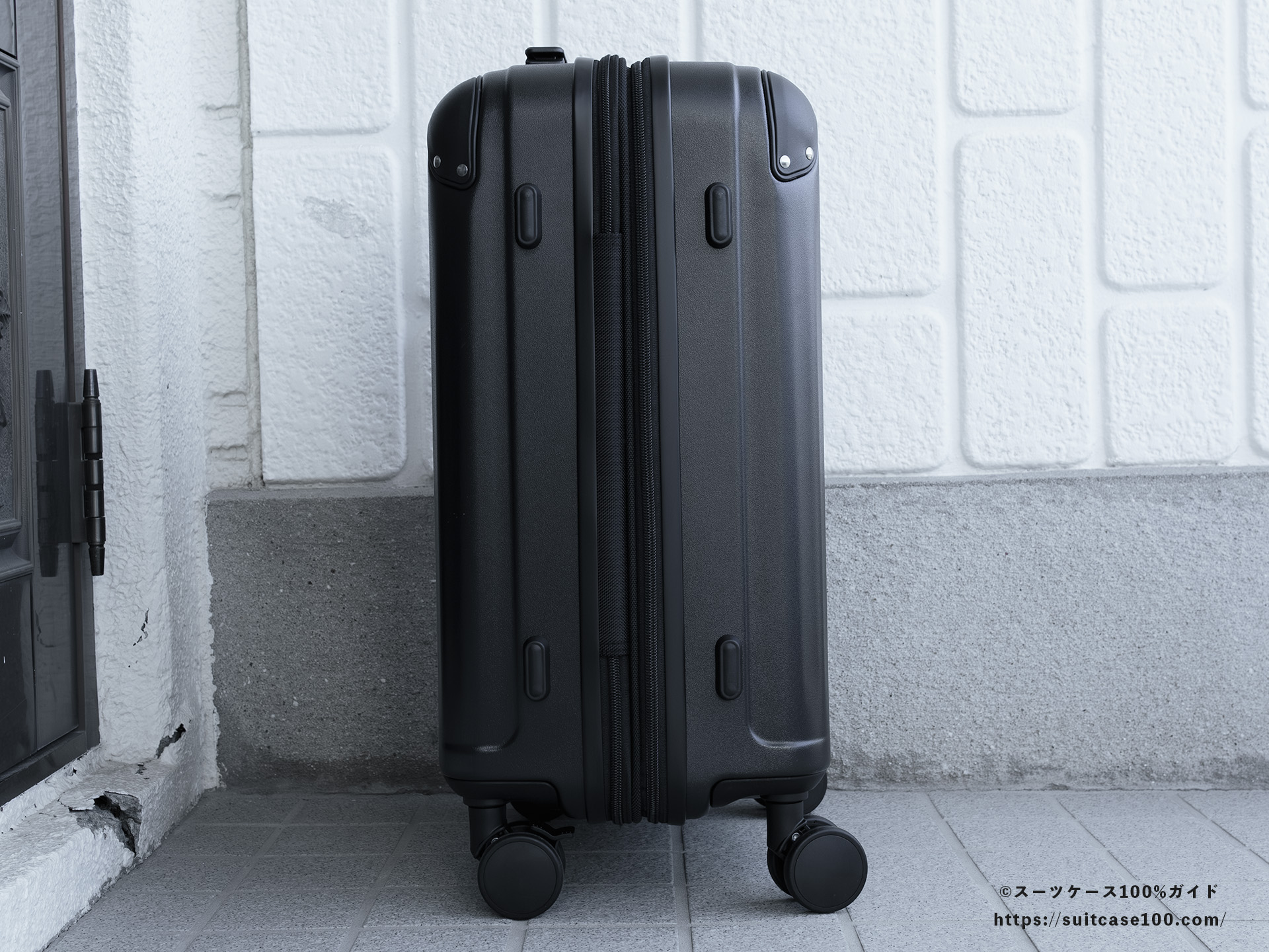エレコム スーツケース BM-XSC01 外観レビュー 側面底鋲側