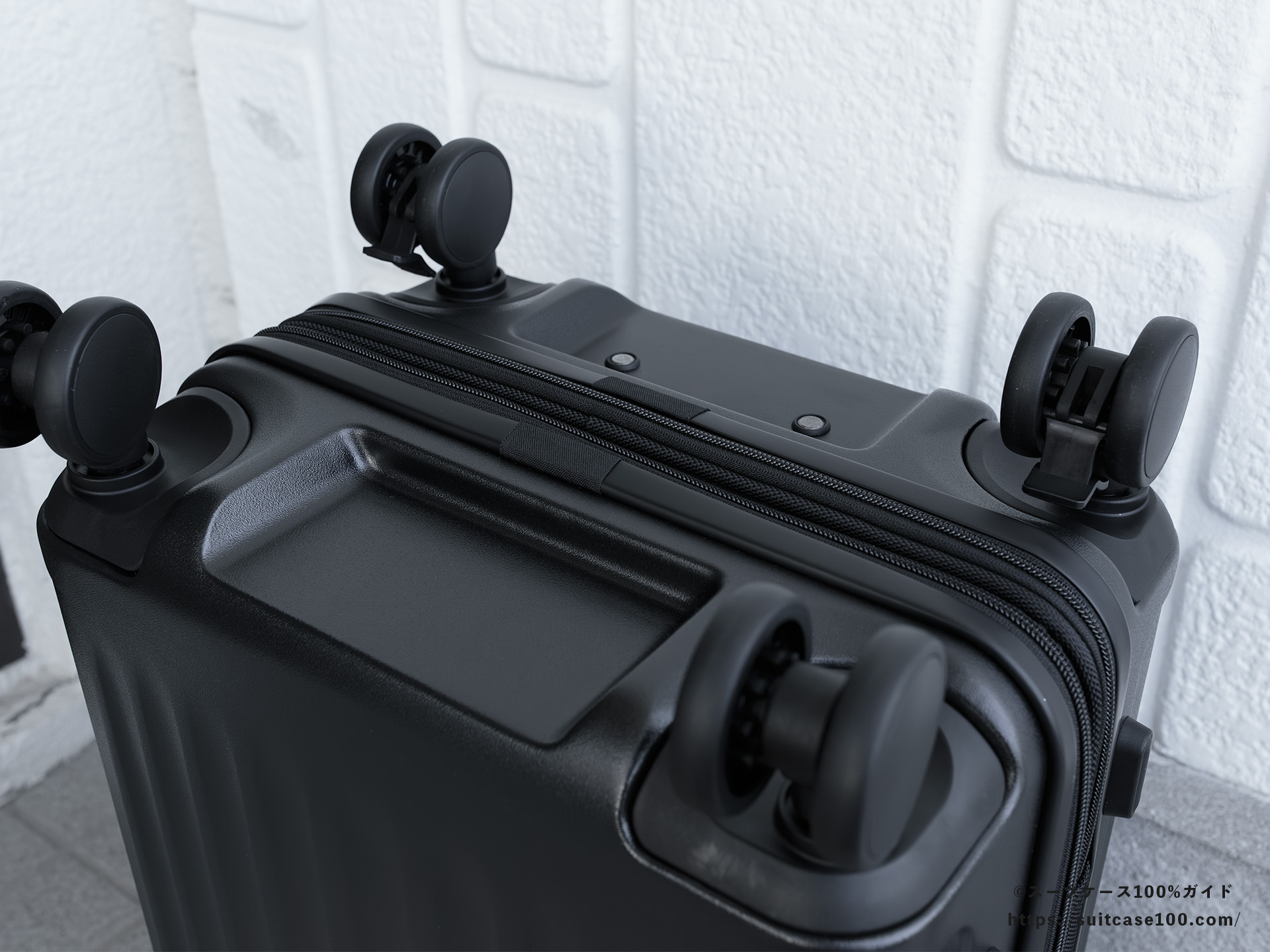 エレコム スーツケース BM-XSC01 外観レビュー 底面を斜めから見た図