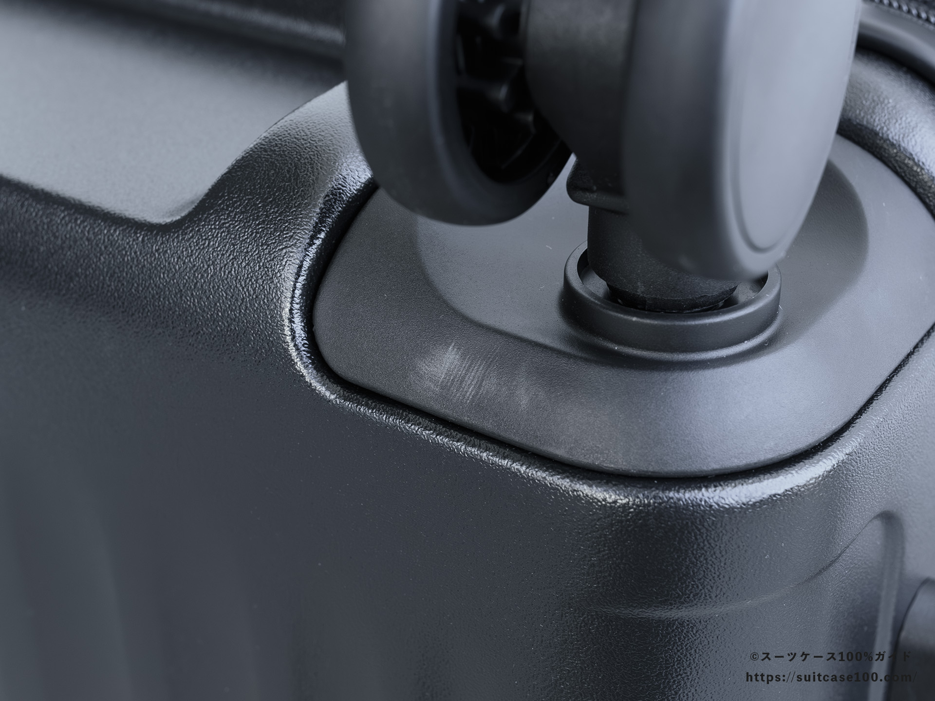 エレコム スーツケース BM-XSC01 外観レビュー キャスター部に目立つ傷がある