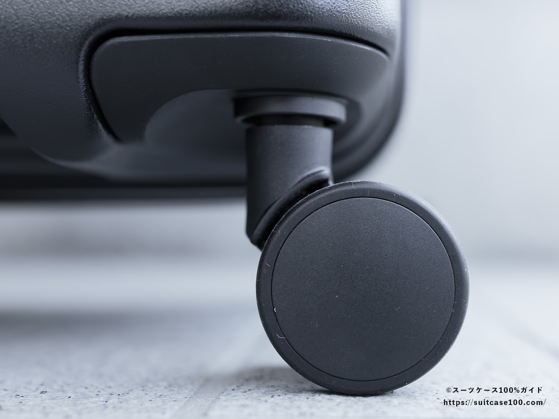 エレコム スーツケース BM-XSC01 キャスターレビュー 側面拡大