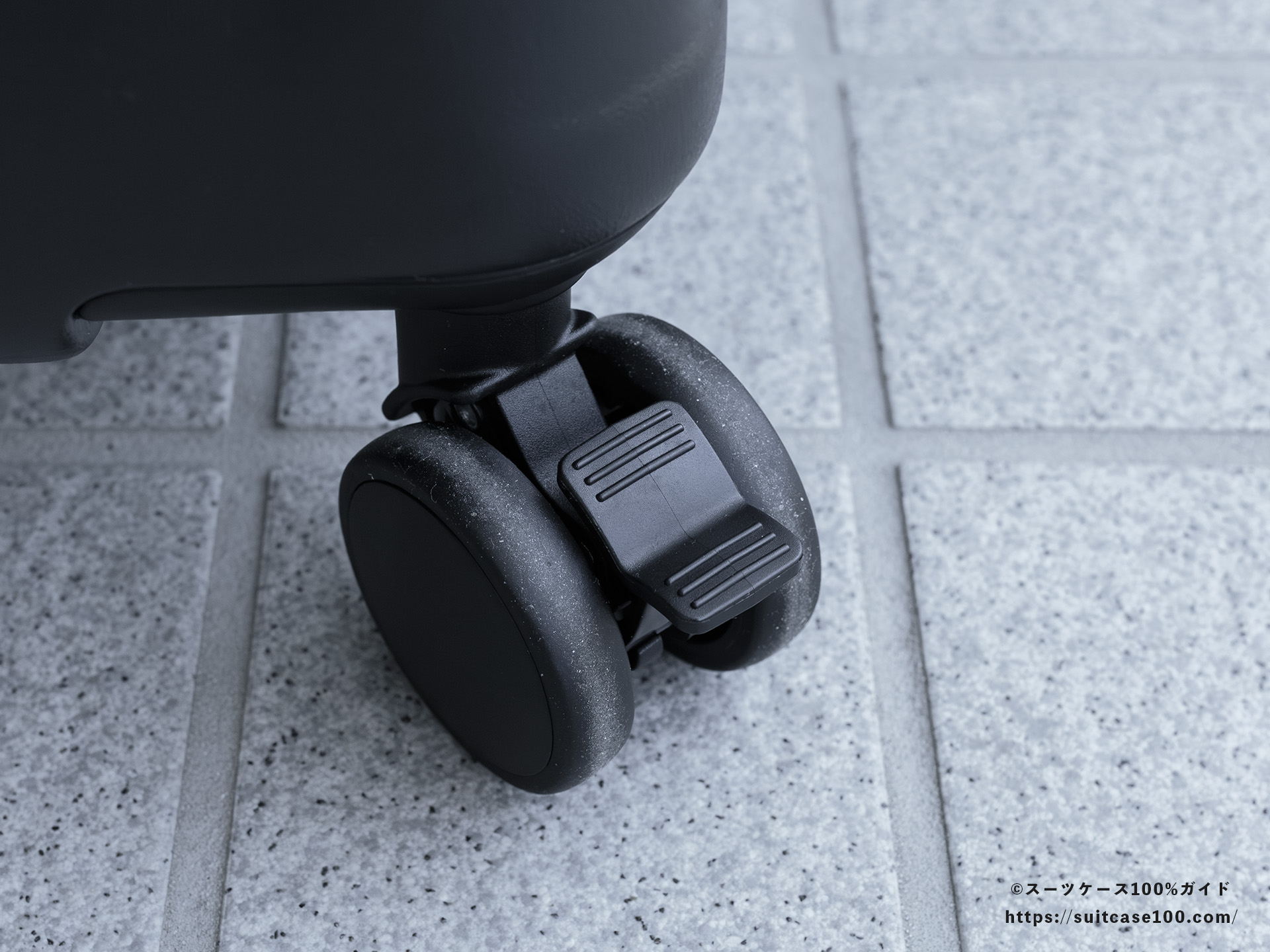 エレコム スーツケース BM-XSC01 キャスターストッパーレビュー 解除状態