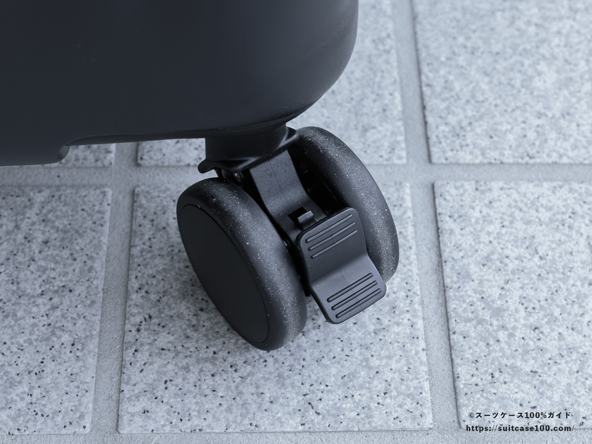 エレコム スーツケース BM-XSC01 キャスターストッパーレビュー ロック状態
