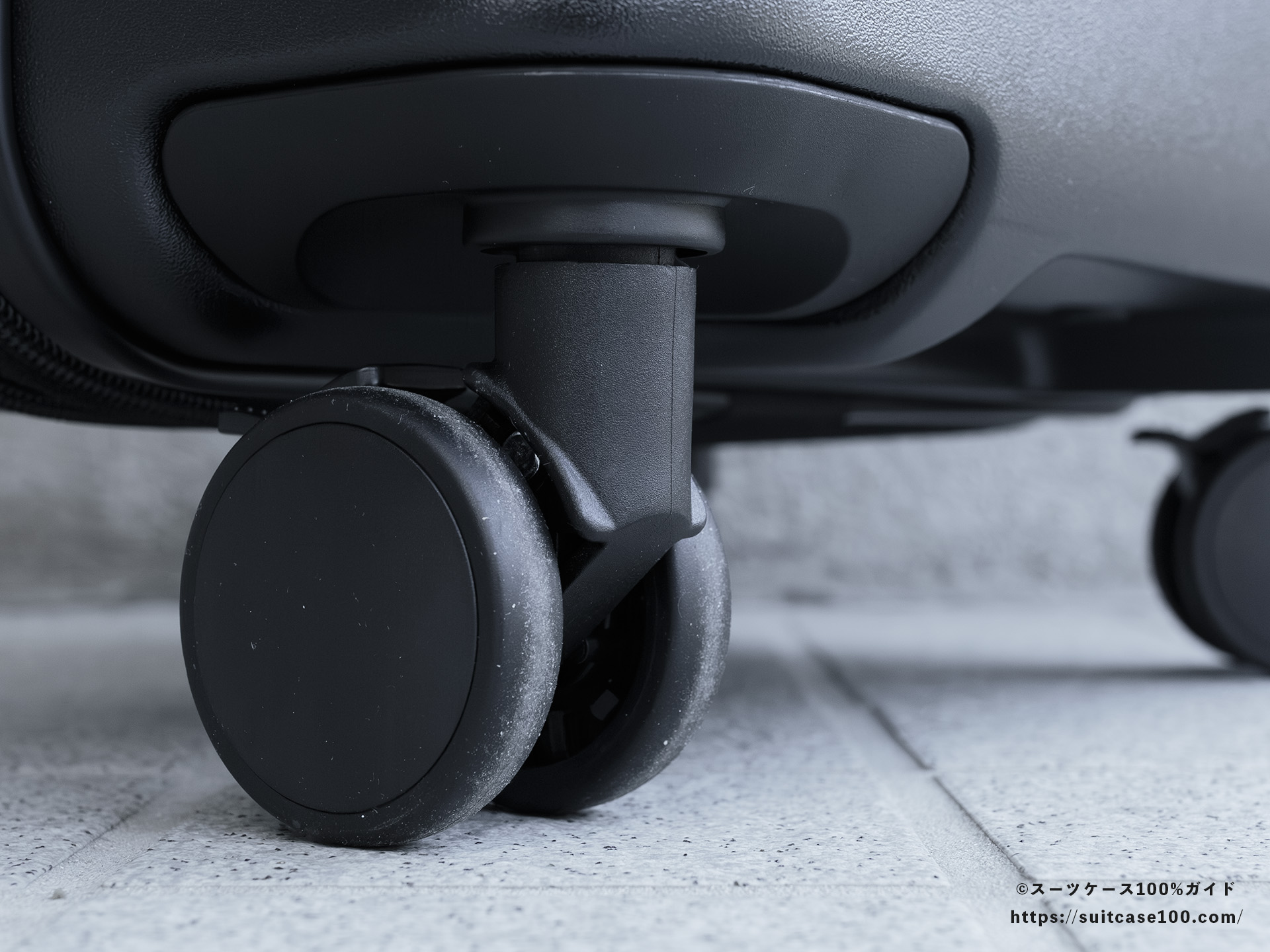 エレコム スーツケース BM-XSC01 キャスターレビュー 斜め横から見た図