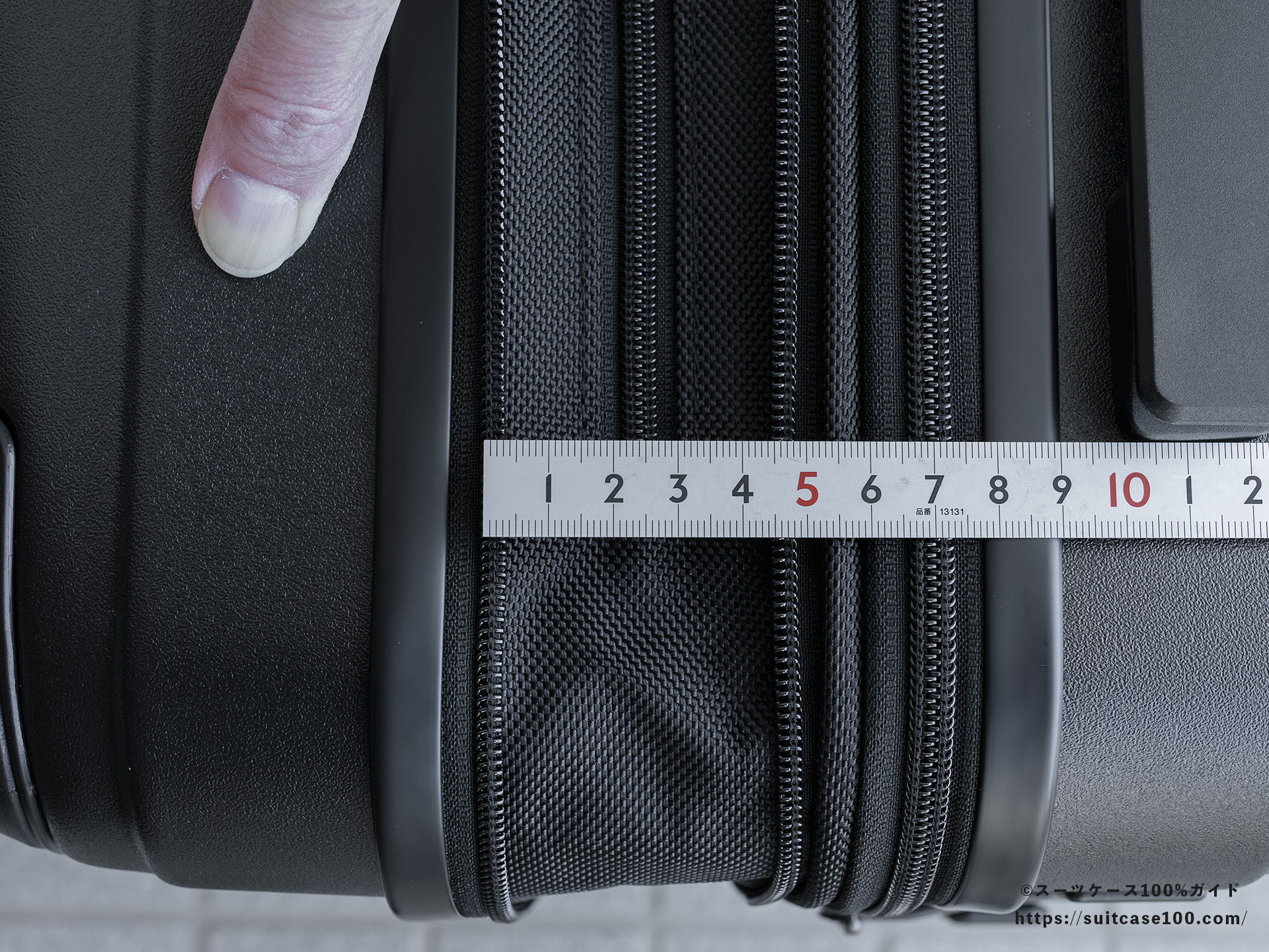 エレコム スーツケース BM-XSC01 容量拡張機能レビュー 拡張幅を測定している図