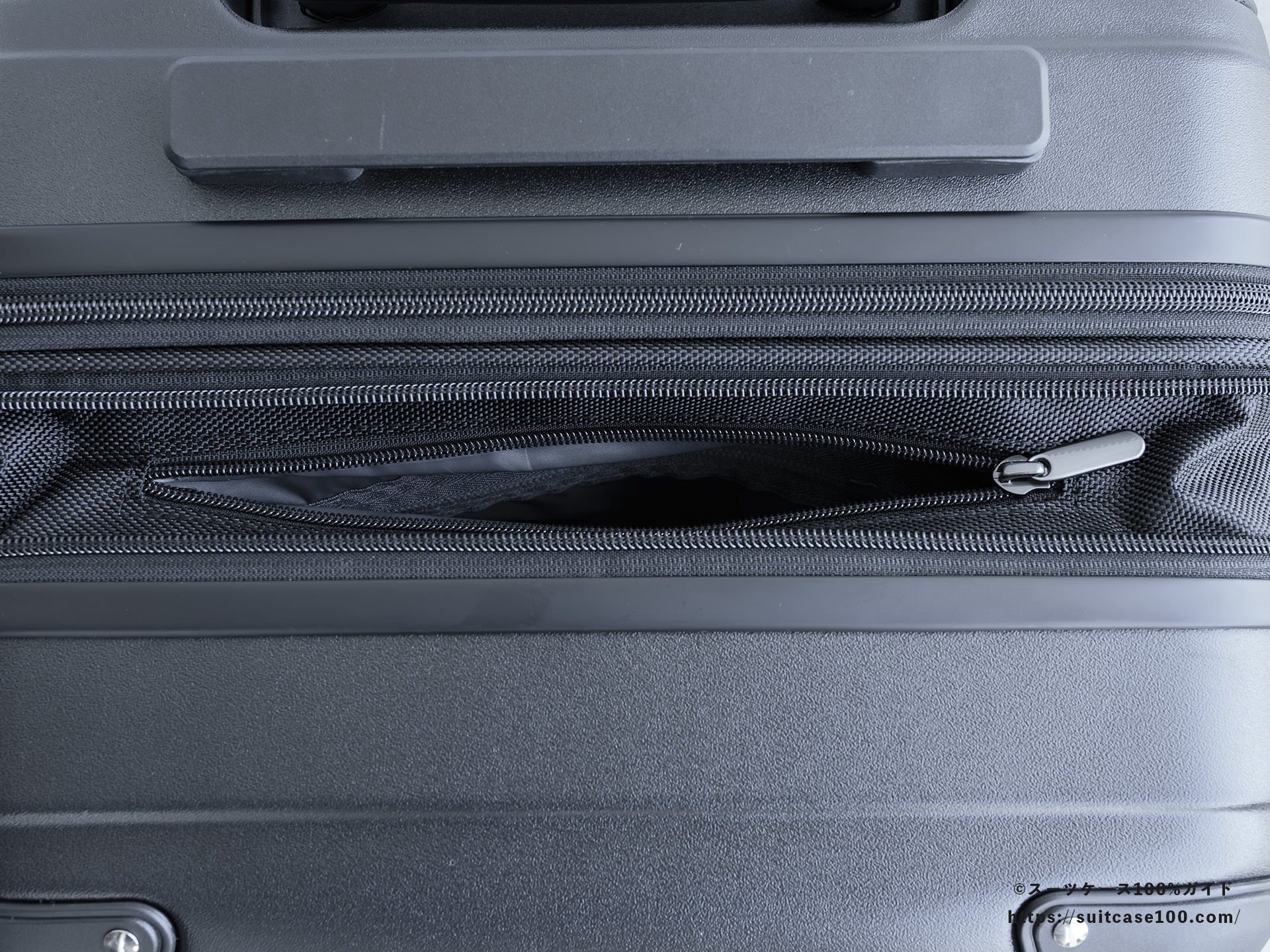 エレコム スーツケース BM-XSC01 容量拡張機能レビュー 上面にあるポケットを開けた図