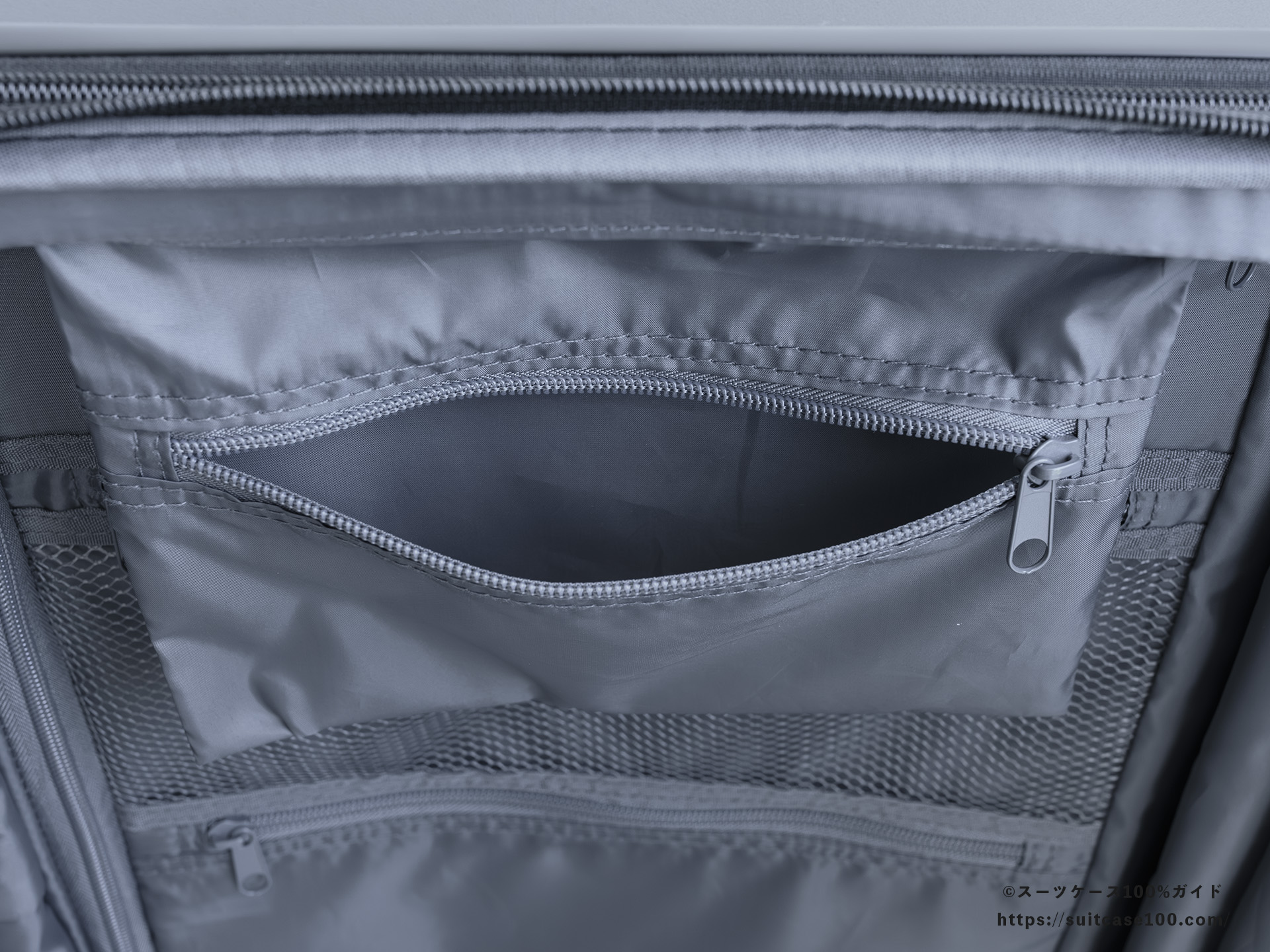 エレコム スーツケース BM-XSC01 内装レビュー 左側仕切り 容量拡張生地部から使えるポケットを開けた図