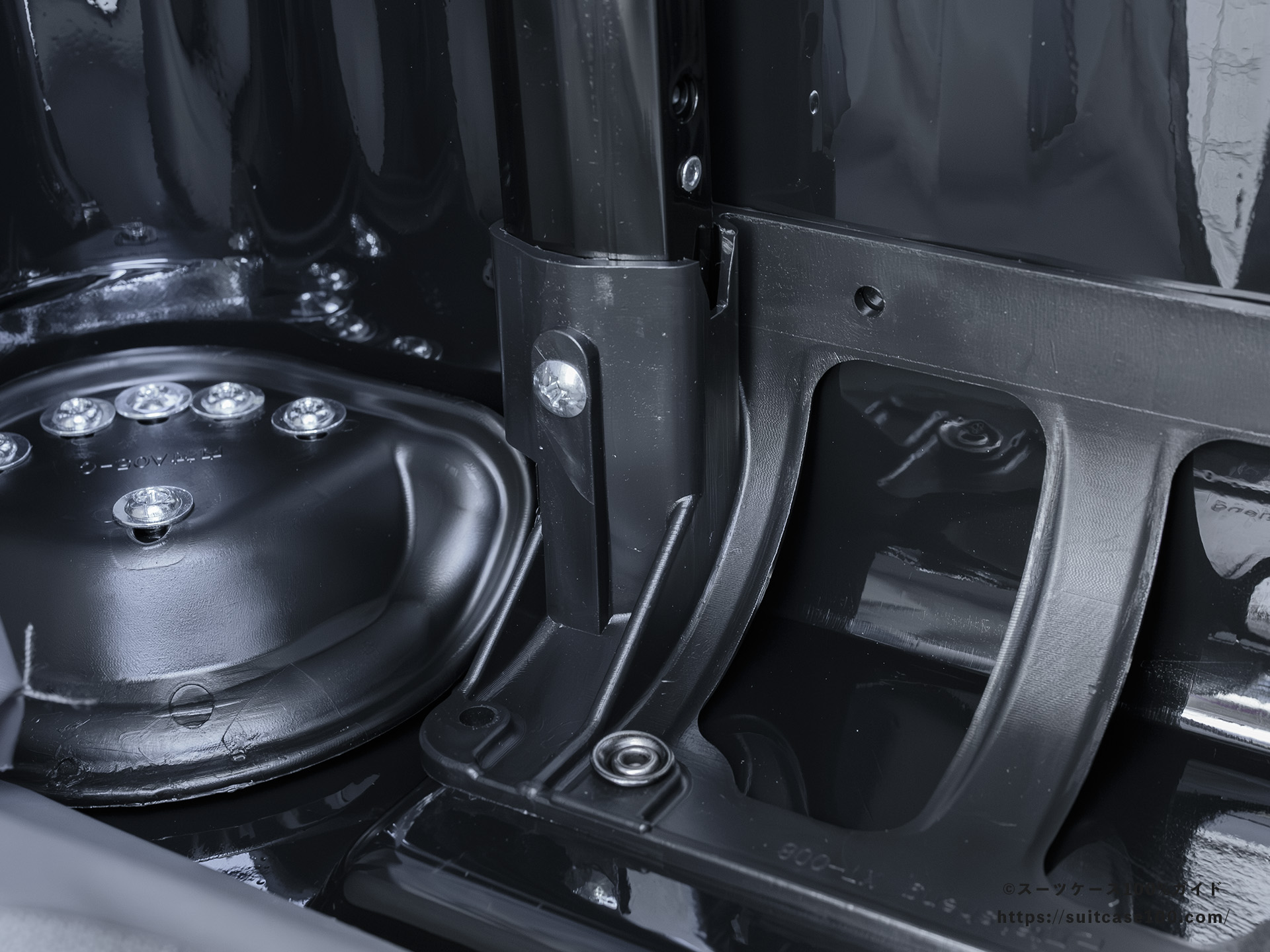 エレコム スーツケース BM-XSC01 内部レビュー キャリーバー固定部 クッションテープを外した状態