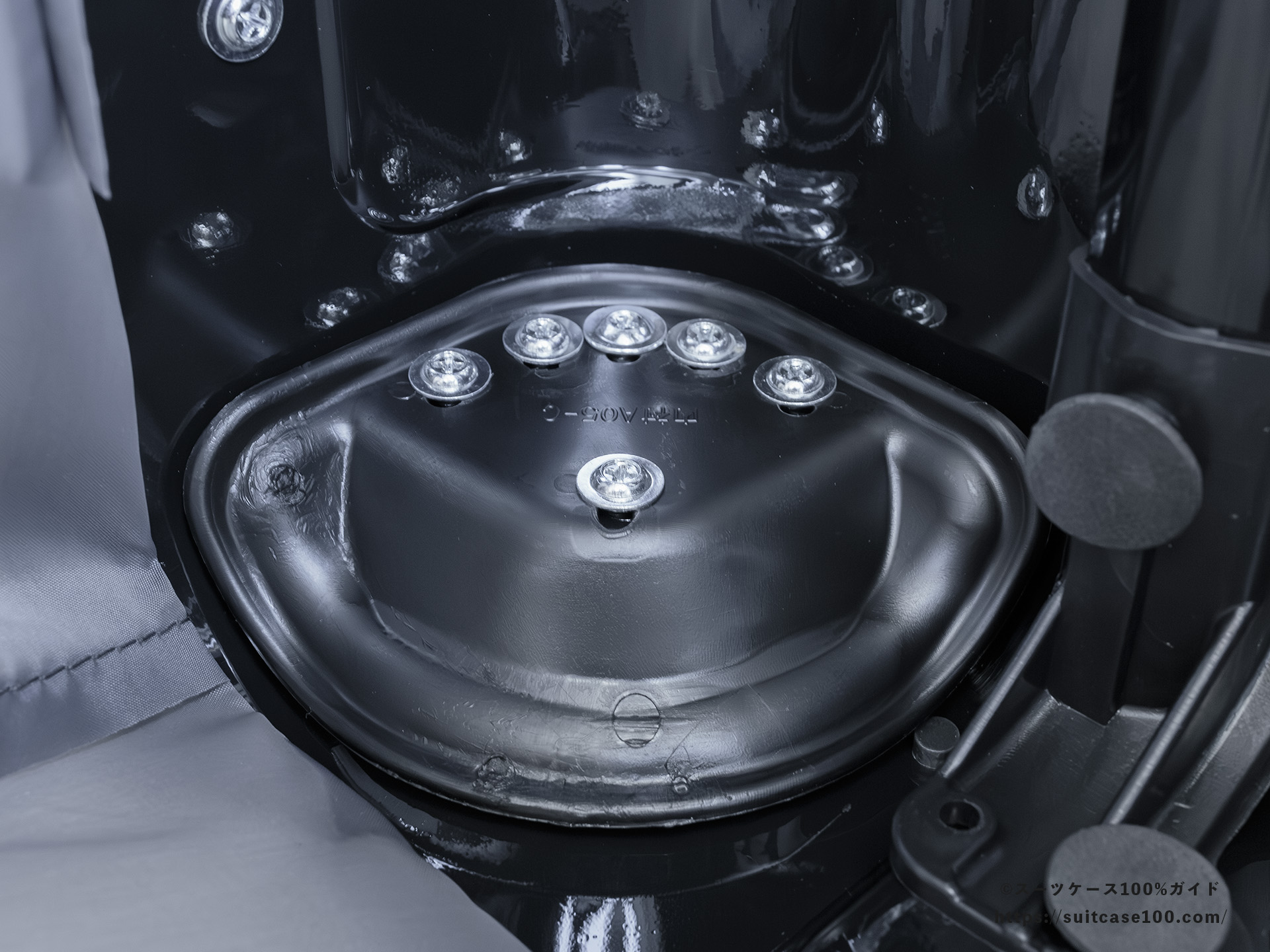 エレコム スーツケース BM-XSC01 内部レビュー キャスター固定部
