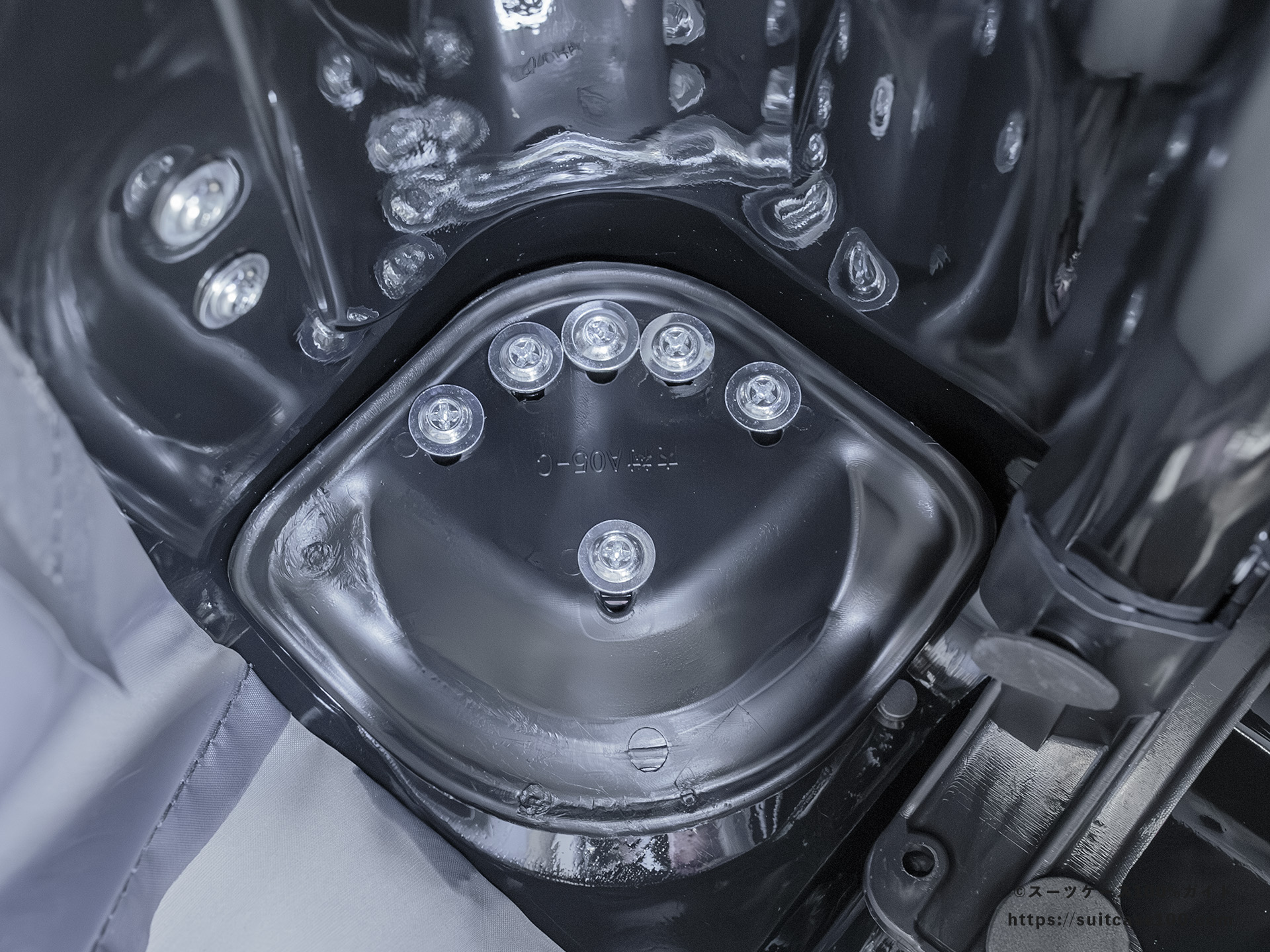 エレコム スーツケース BM-XSC01 内部レビュー キャスター固定部