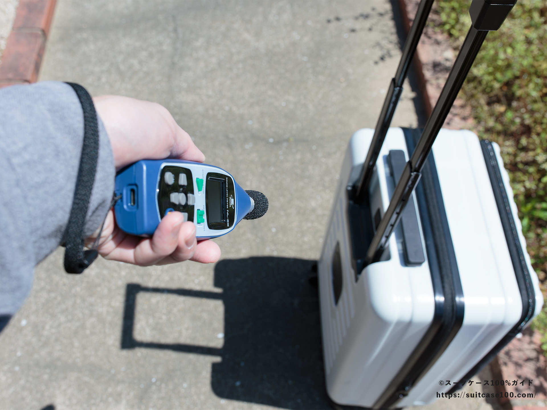 スーツケース LW 5524 騒音計(リオン NL-28K 検定付き)で測定している図