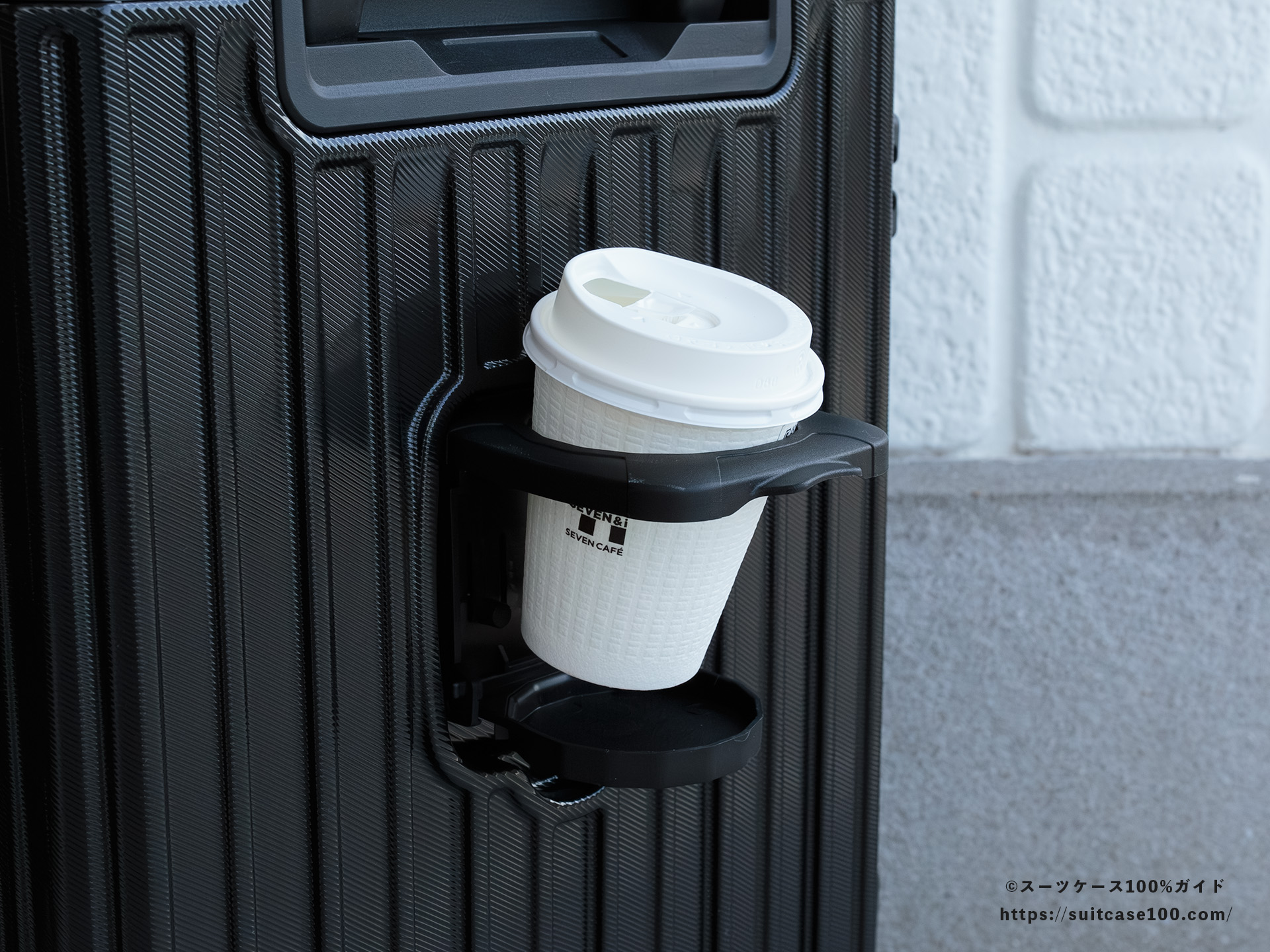 ATORREK ドリンクホルダーレビュー セブンイレブンのRサイズのホットコーヒーカップを入れた図