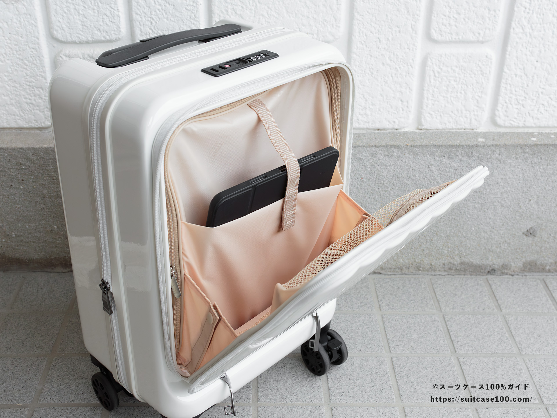 TRAVEL EARTH(トラベルアース) TE-0905-42 内装レビュー フロントポケットのノートPCを入れるポケットに11インチのカバー付きiPadProを縦向けに入れた図