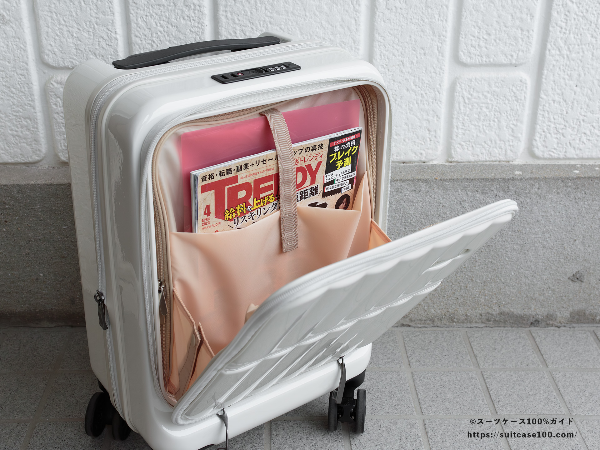 TRAVEL EARTH(トラベルアース) TE-0905-42 内装レビュー フロントポケットのノートPCを入れるポケットに雑誌とA4クリアファイルを入れた図