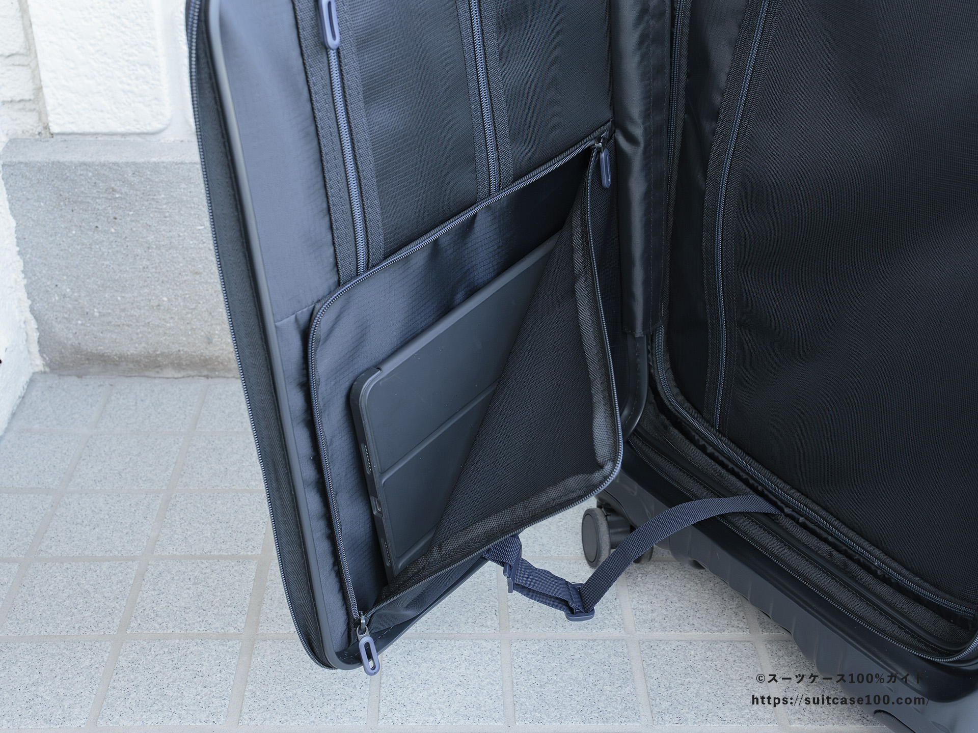 CARGO AiR LAYER CAT648LY フロントポケットレビュー フロントパネルのポケットにカバー付きの11インチiPadProを入れた図