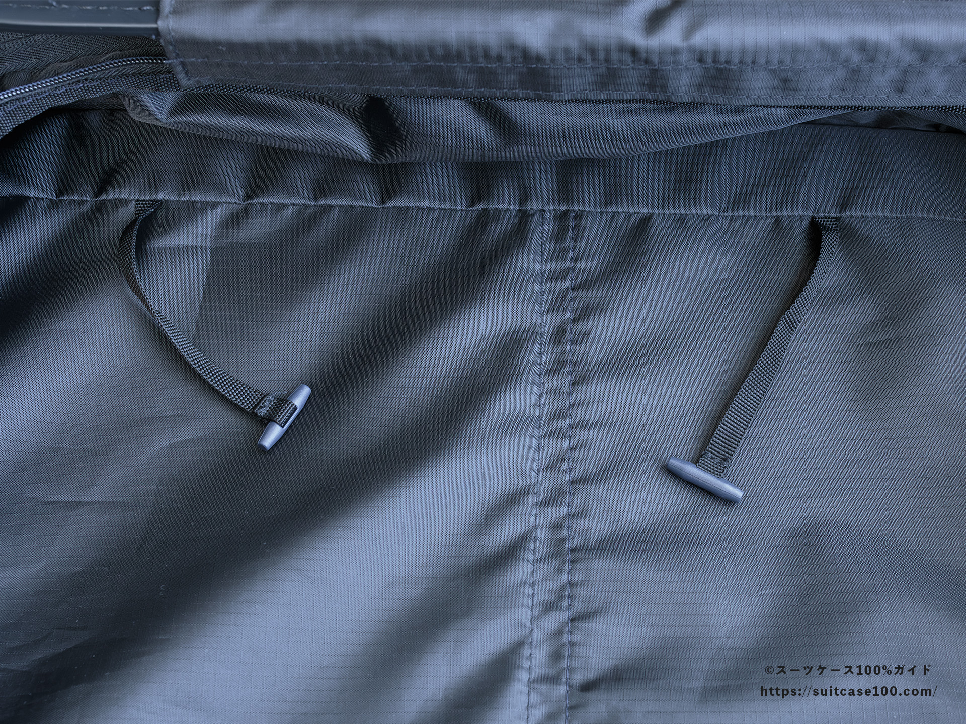 CARGO AiR LAYER CAT648LY フロントポケットレビュー 仕切りを丸めて止めるバンド