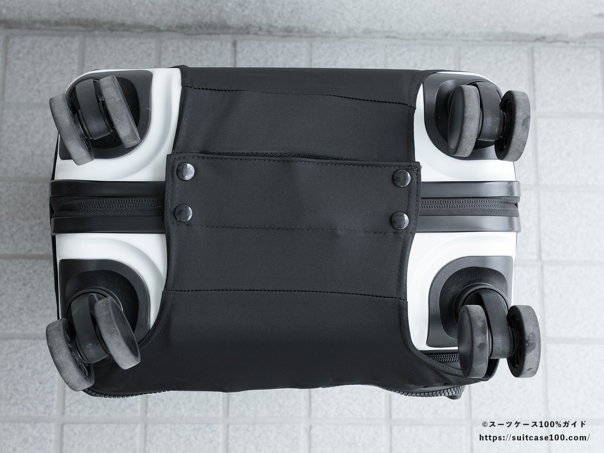 レジェンドウォーカー 9133 フロントオープン用スーツケースカバー レビュー スーツケースに装着して底面のマジックテープで止めた図