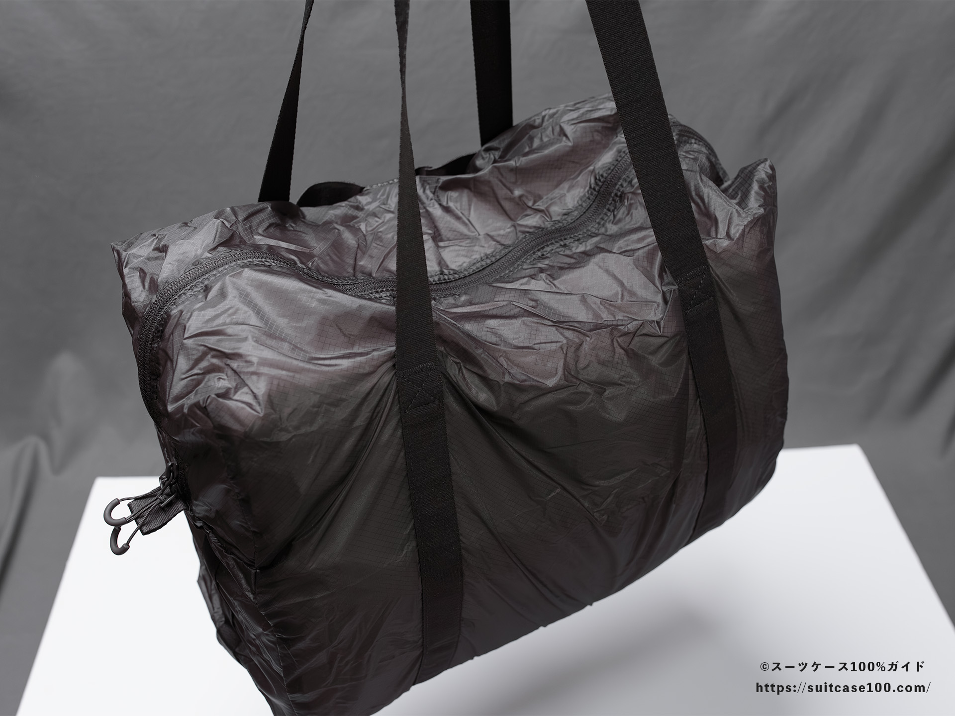 無印良品 軽量ナイロン小さくたためるボストンバッグ レビュー 荷物を入れてハンドルを持った図