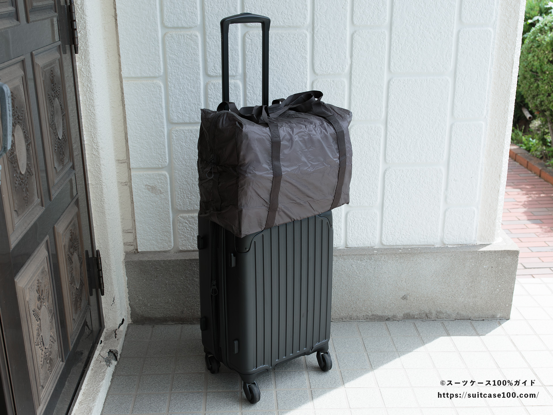 無印良品 軽量ナイロン小さくたためるボストンバッグ レビュー 機内持ち込みサイズのスーツケースに固定した状態 全体図