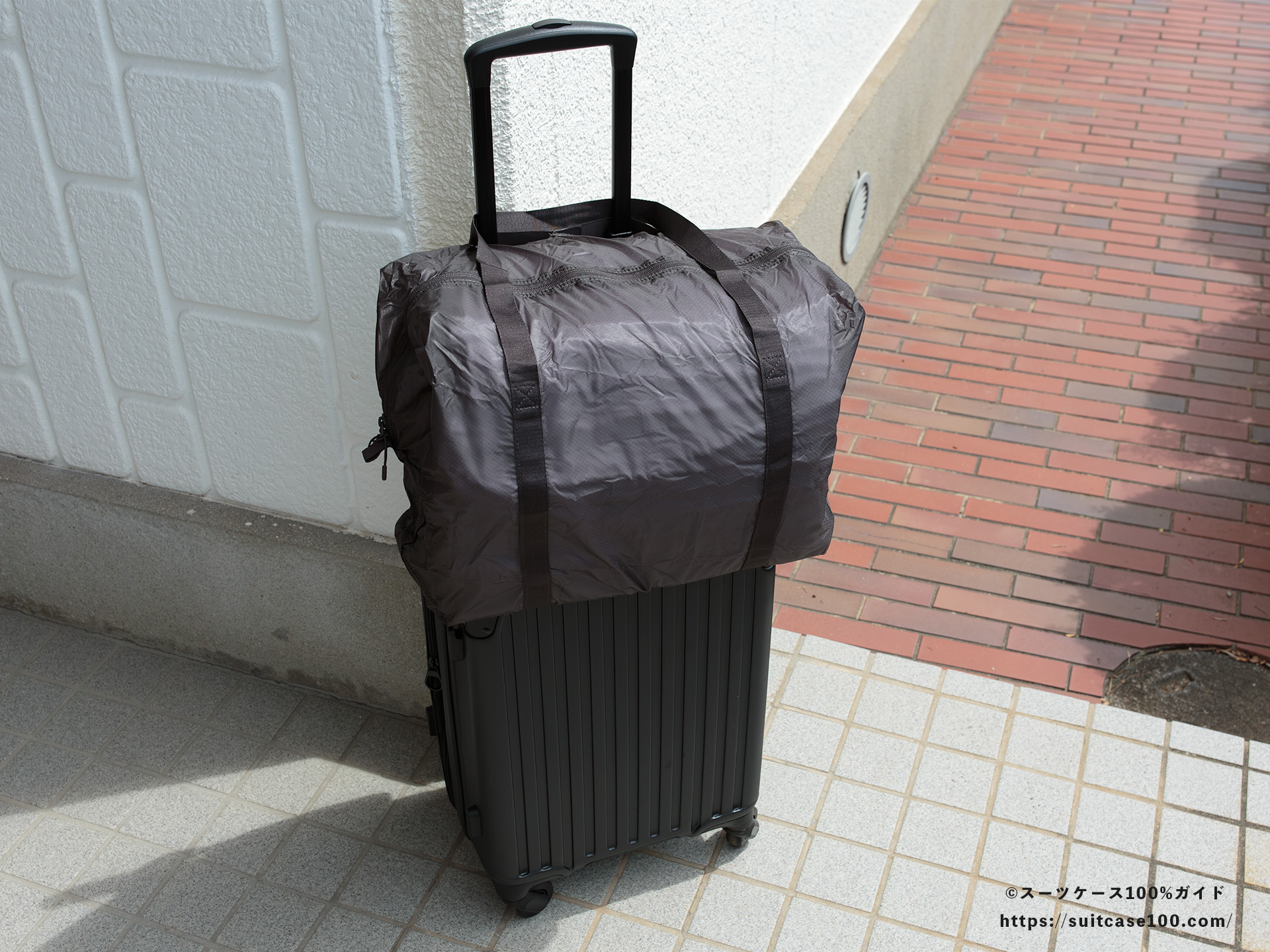 無印良品 軽量ナイロン小さくたためるボストンバッグ レビュー 機内持ち込みサイズのスーツケースに固定した状態 明るいところで見た外観
