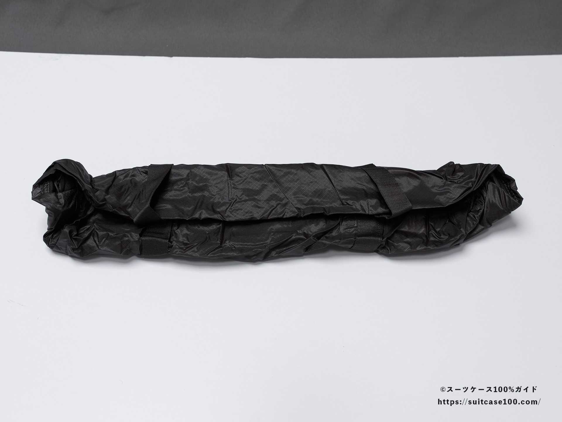 無印良品 軽量ナイロン小さくたためるボストンバッグ 外観レビュー 丸まっているのを広げた図