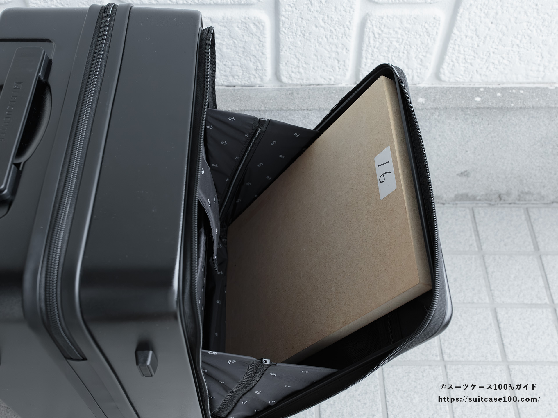 フリクエンター LIEVE フロントポケット(1-254) フロントポケットレビュー PC用のクッションポケットに16インチのノートPCサイズの木板を中央部に入れた図