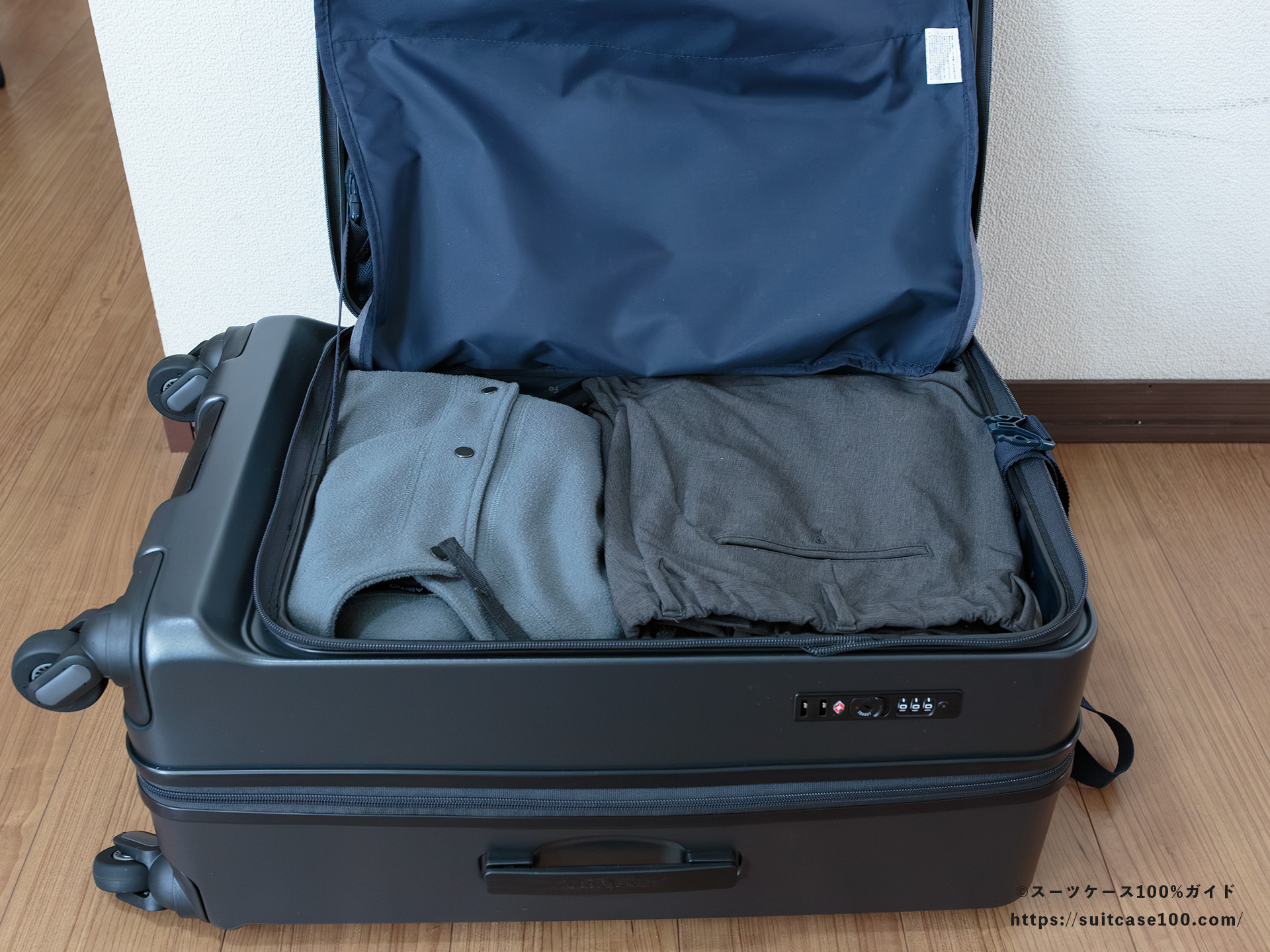フリクエンター LIEVE コンテナ型(1-731) レビュー 実際に荷物を入れてみた LサイズのメンズスウェットとメンズのLサイズのパンツを7枚ずつ入れた図(満杯状態)
