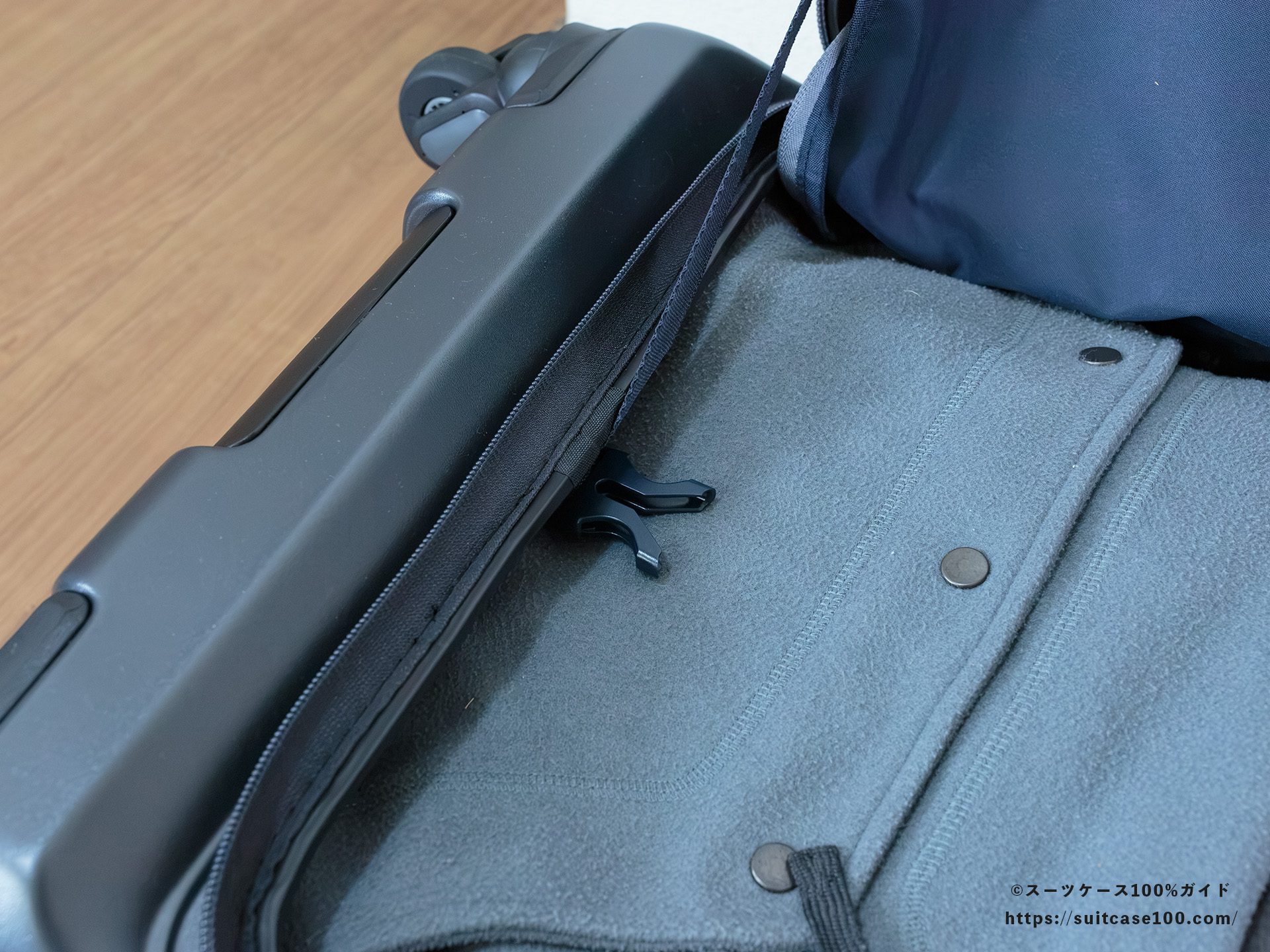 フリクエンター LIEVE コンテナ型(1-731) レビュー 実際に荷物を入れた状態でのキャスター側のXバンドのバックルの位置
