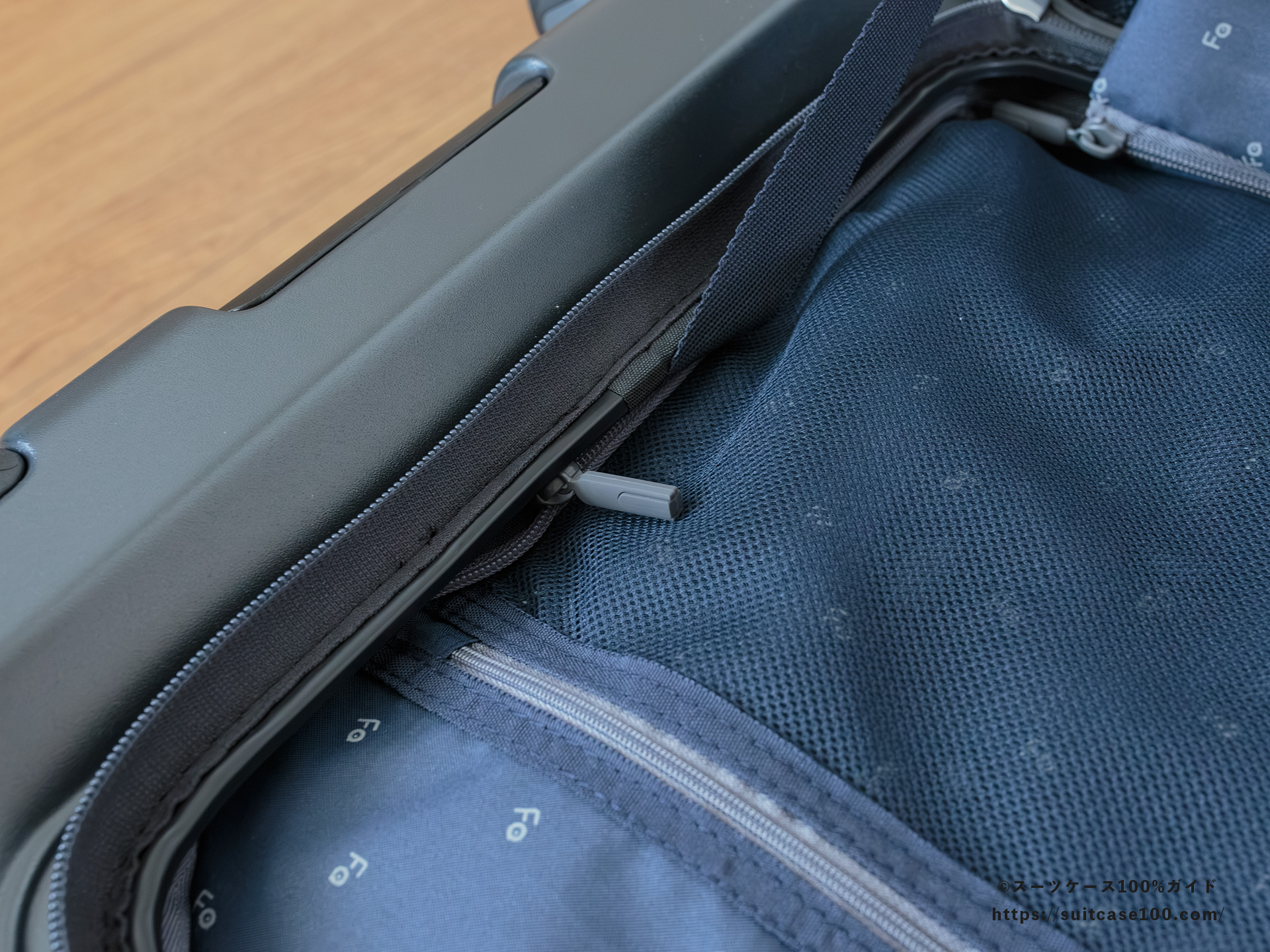 フリクエンター LIEVE コンテナ型(1-731) レビュー 実際に荷物を入れて、仕切りを閉めている状態(ファスナーを閉めにくいことの説明)